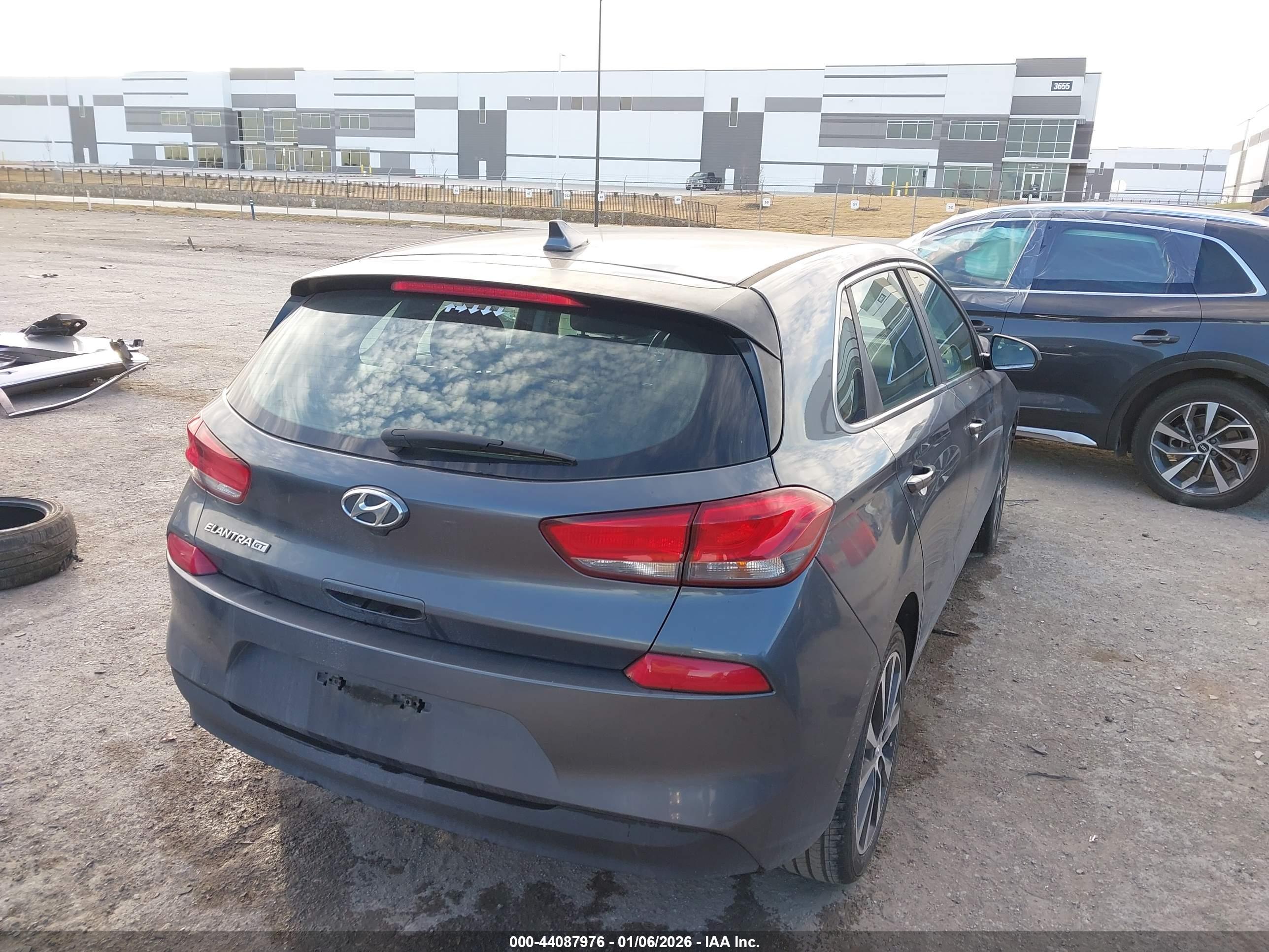 HYUNDAI ELANTRA image 4
