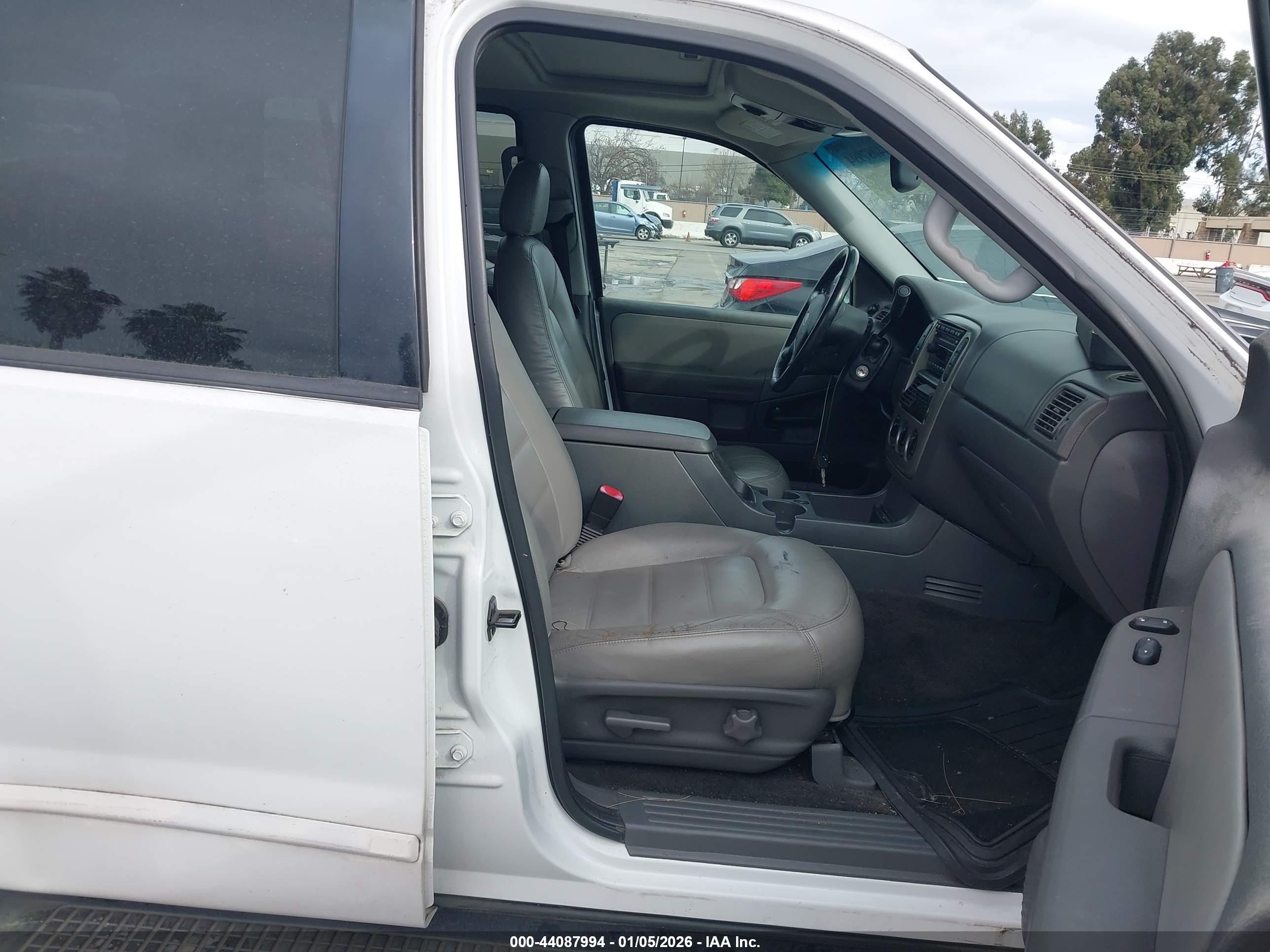 FORD EXPLORER image 5