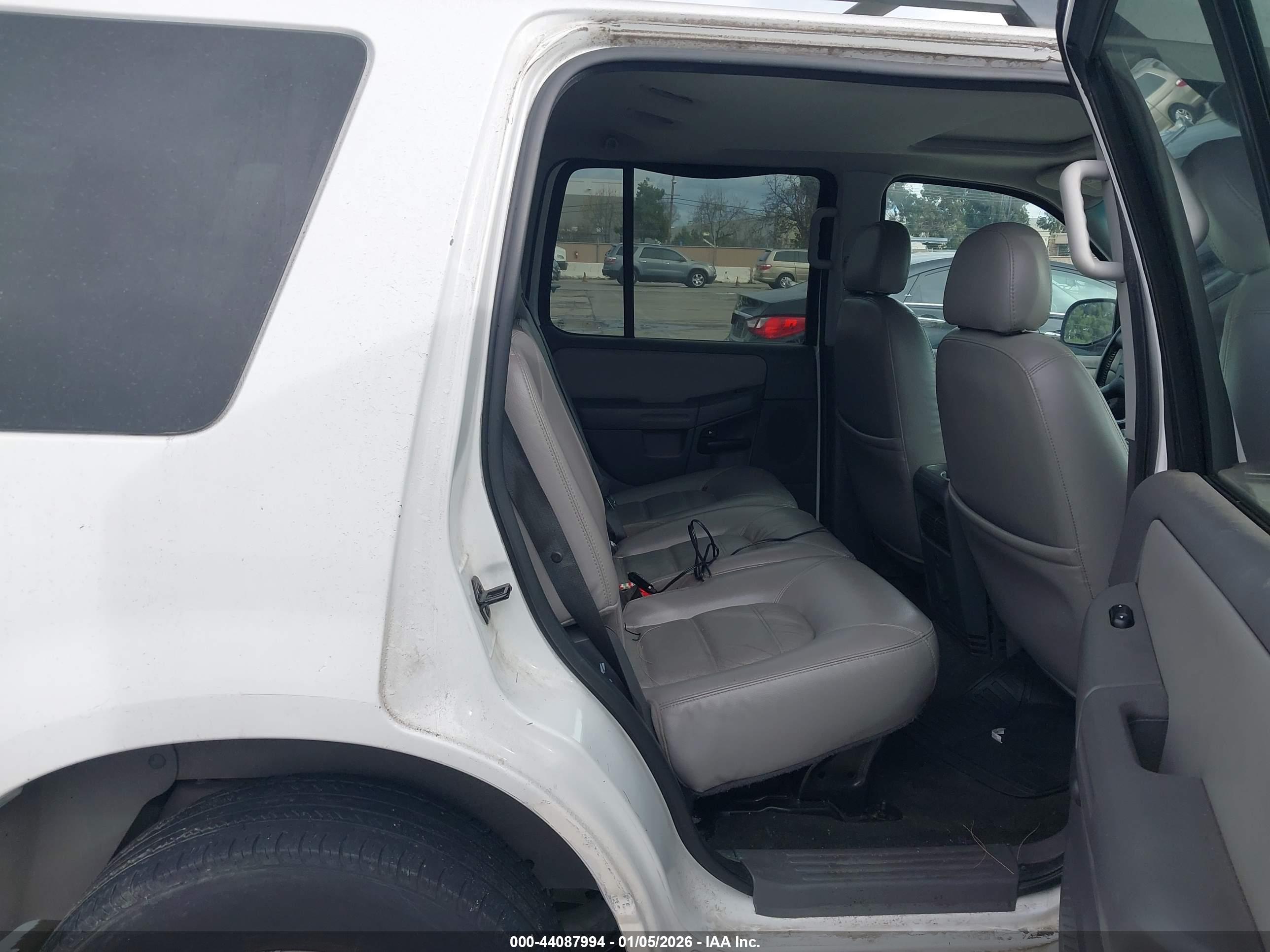 FORD EXPLORER image 8