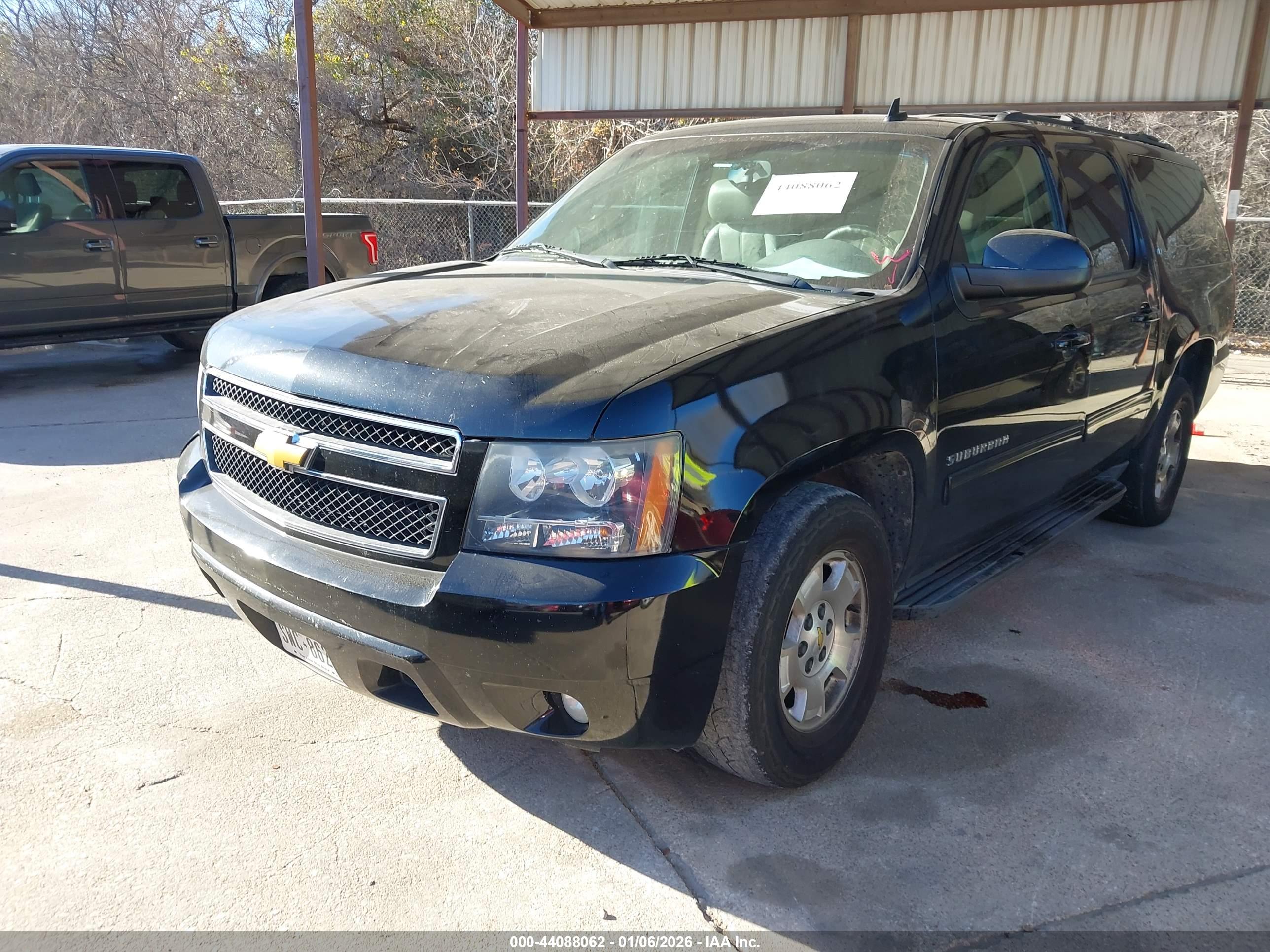 CHEVROLET SUBURBAN image 2