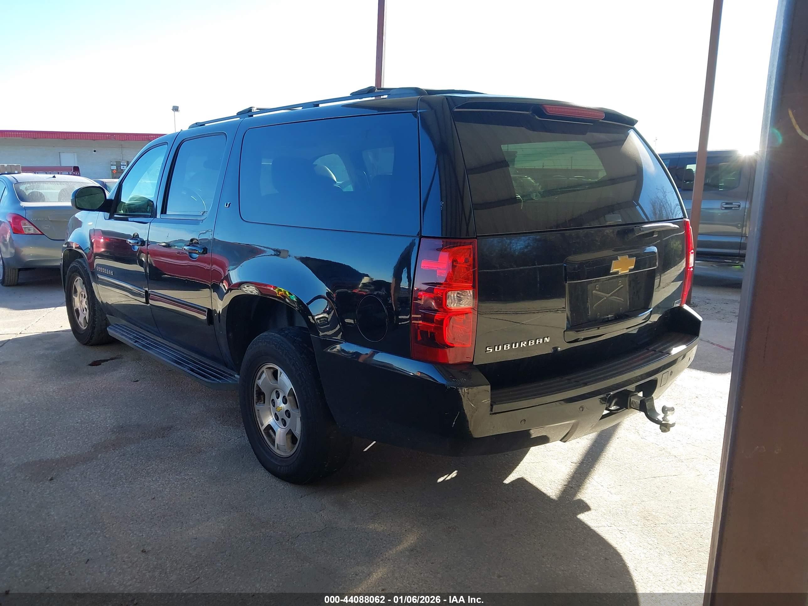 CHEVROLET SUBURBAN image 3