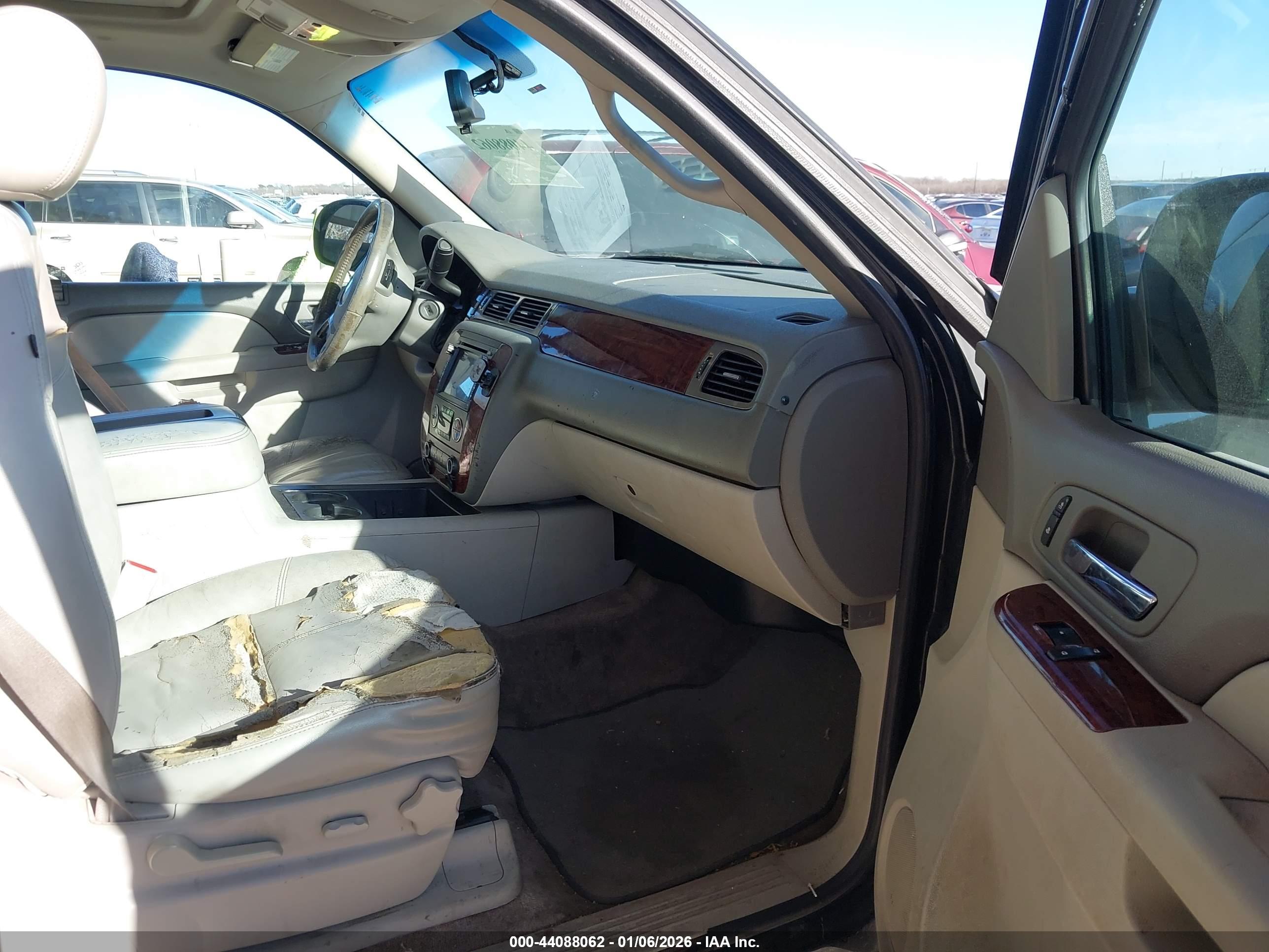 CHEVROLET SUBURBAN image 5