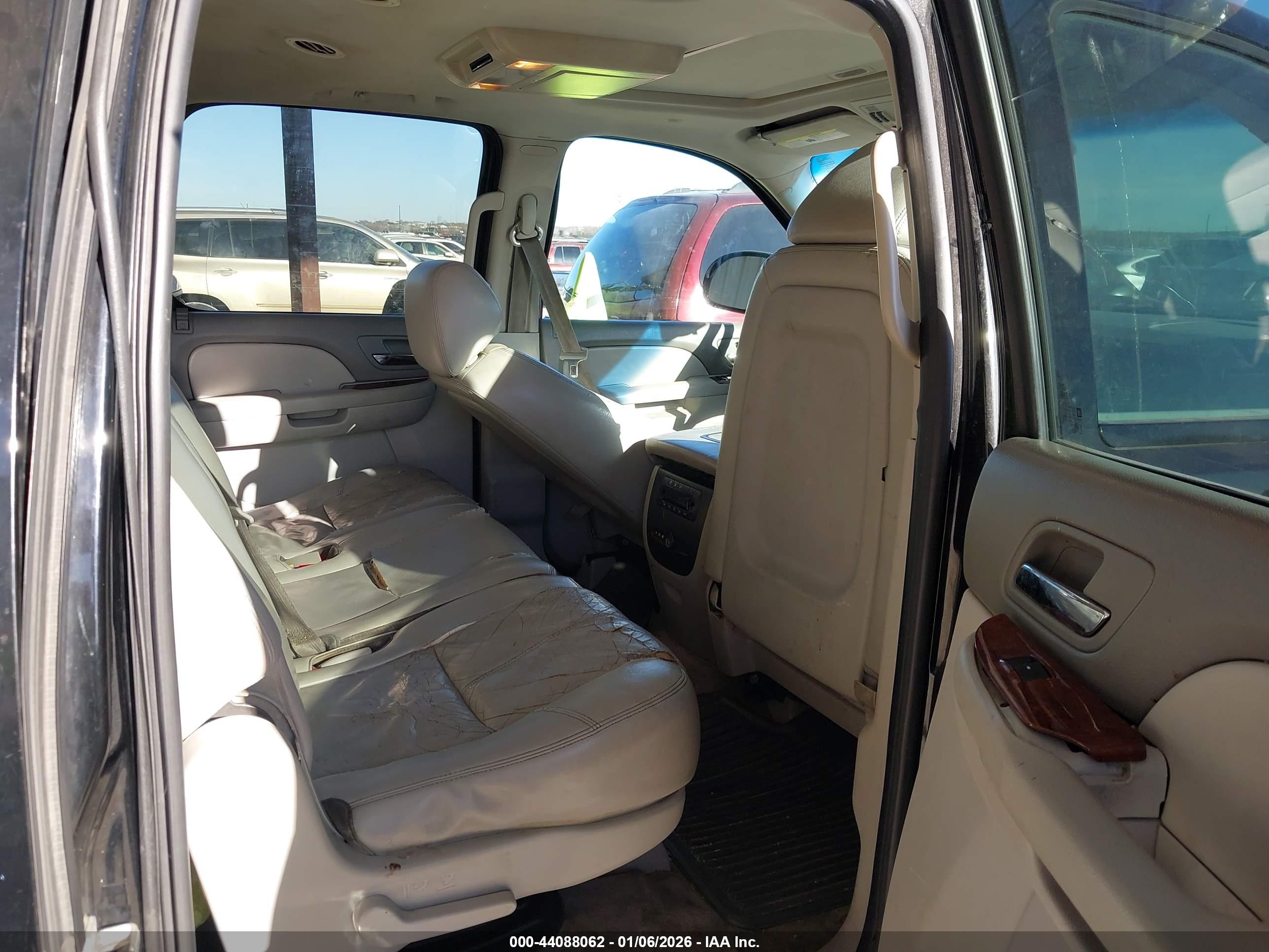 CHEVROLET SUBURBAN image 8