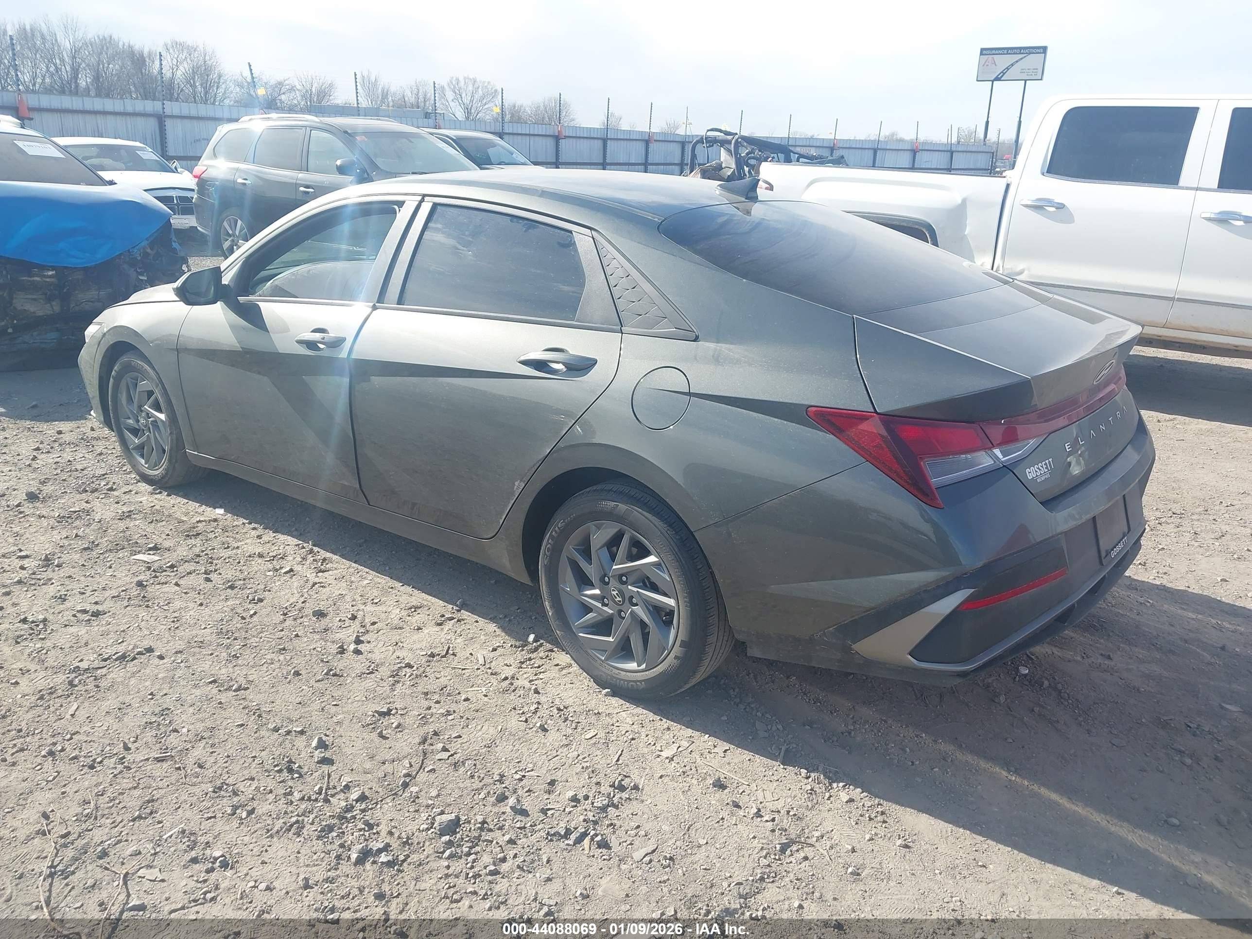 HYUNDAI ELANTRA image 3