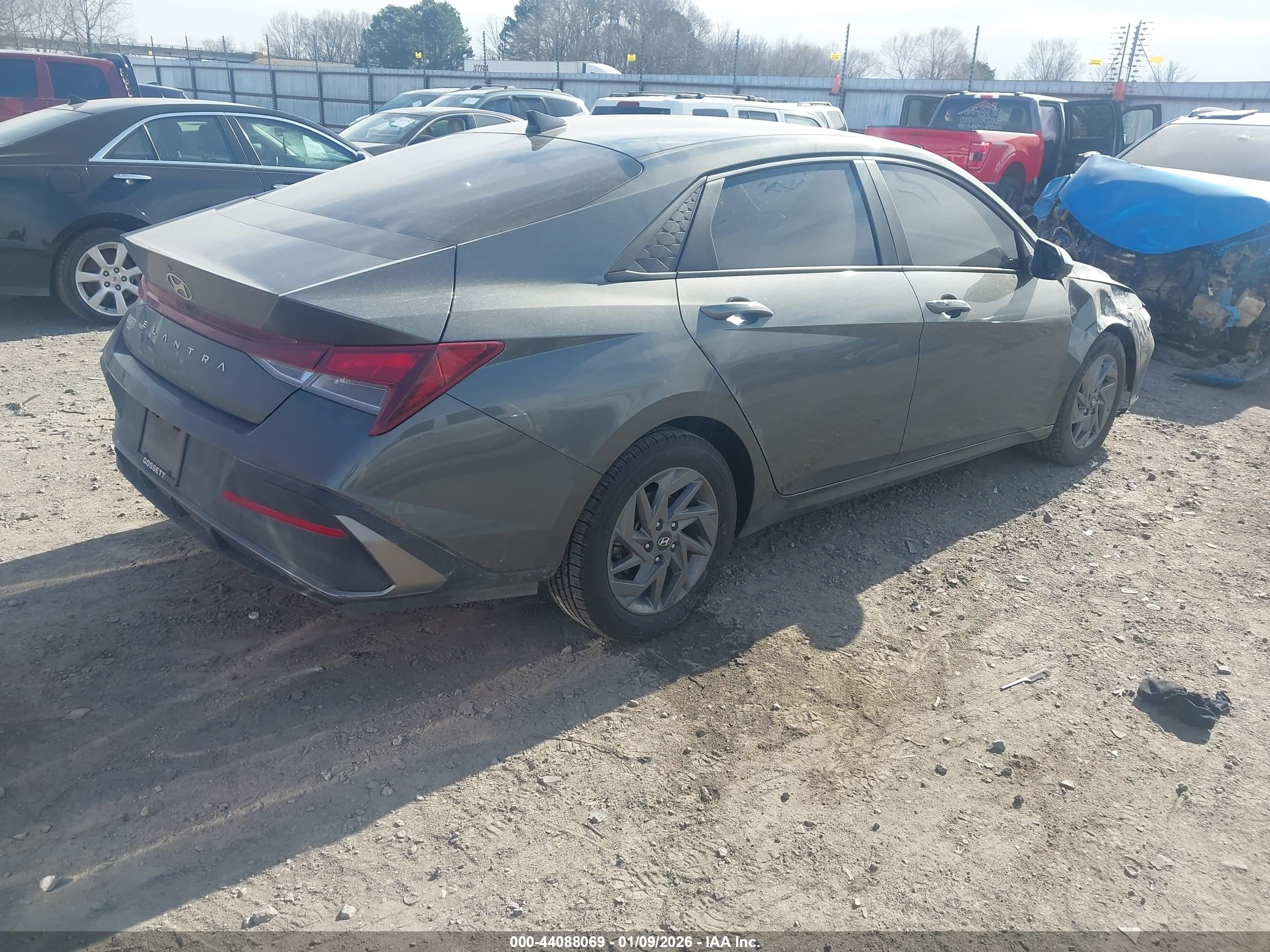 HYUNDAI ELANTRA image 4