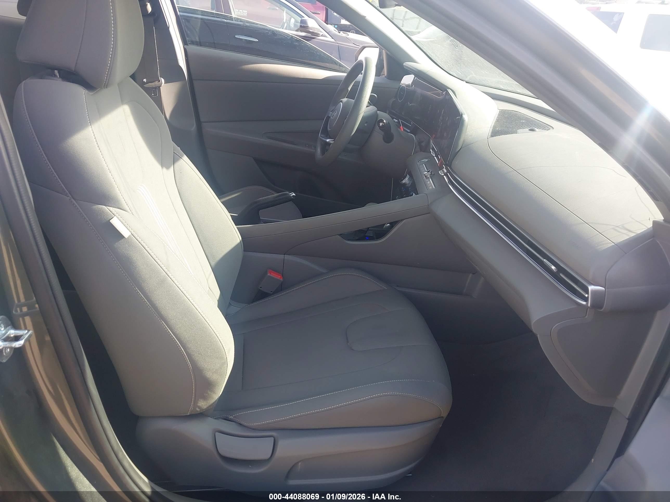 HYUNDAI ELANTRA image 5