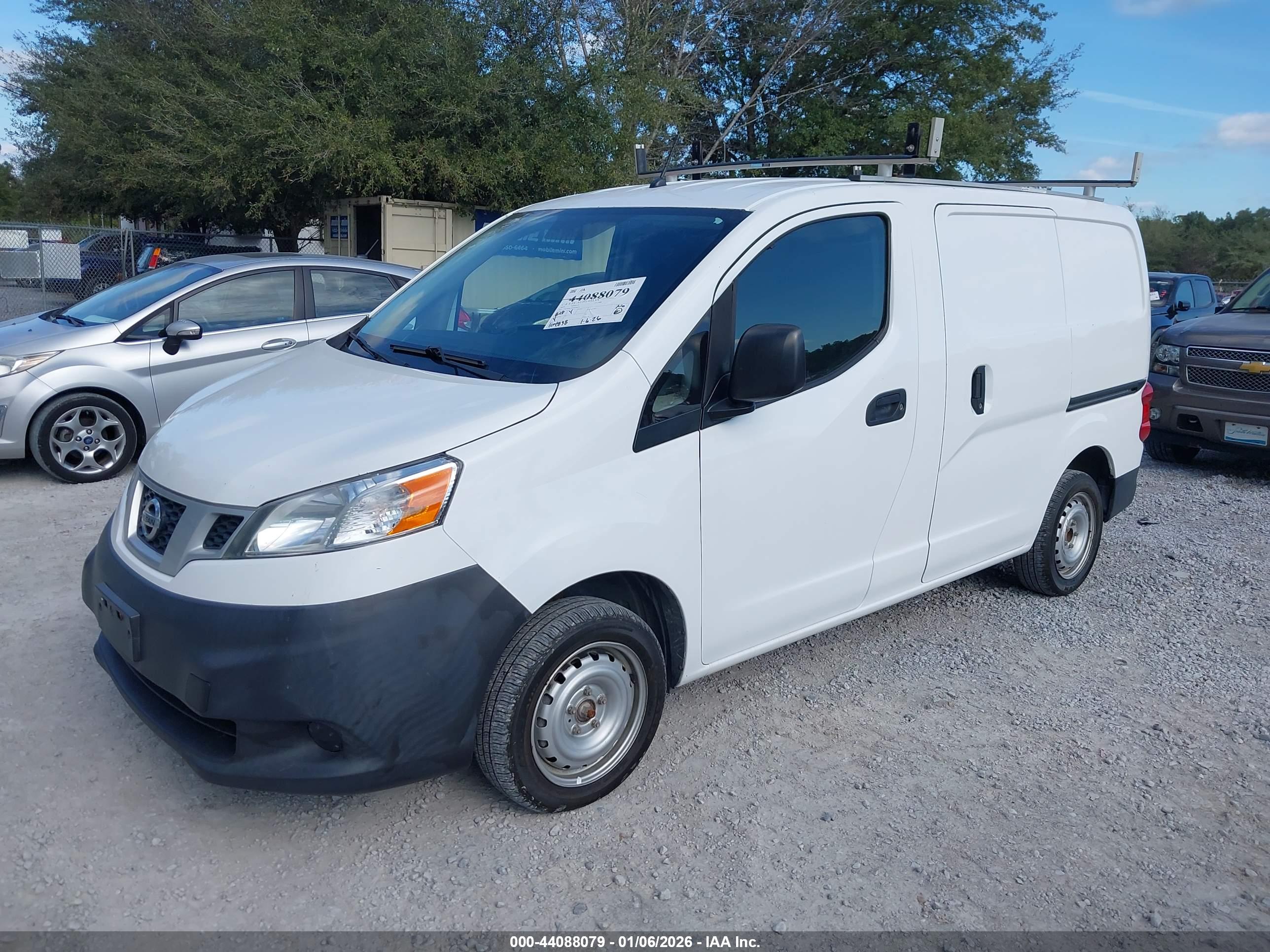NISSAN NV200 image 2