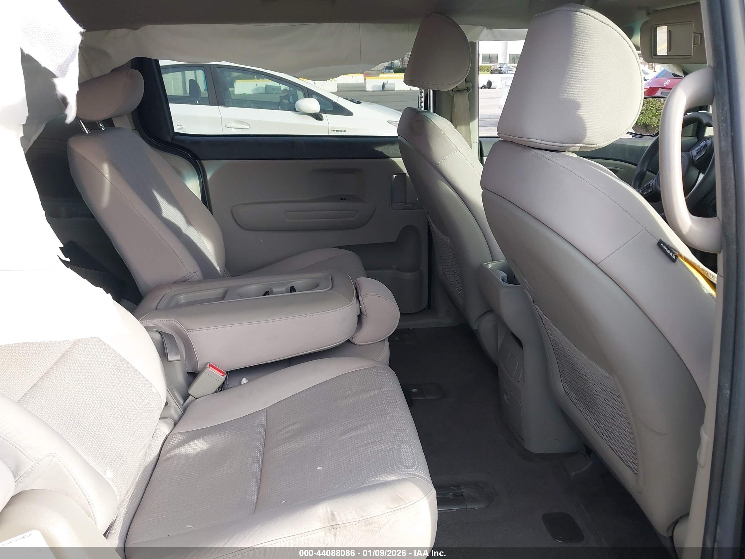 KIA SEDONA image 8