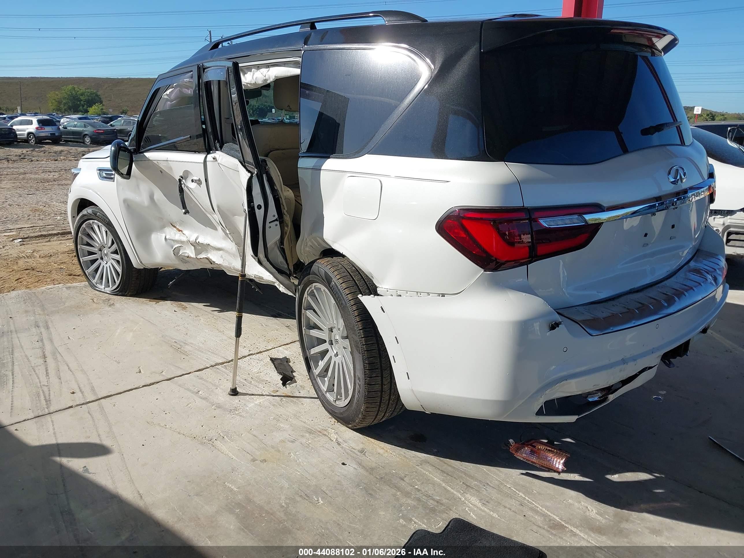 INFINITI QX80 image 3