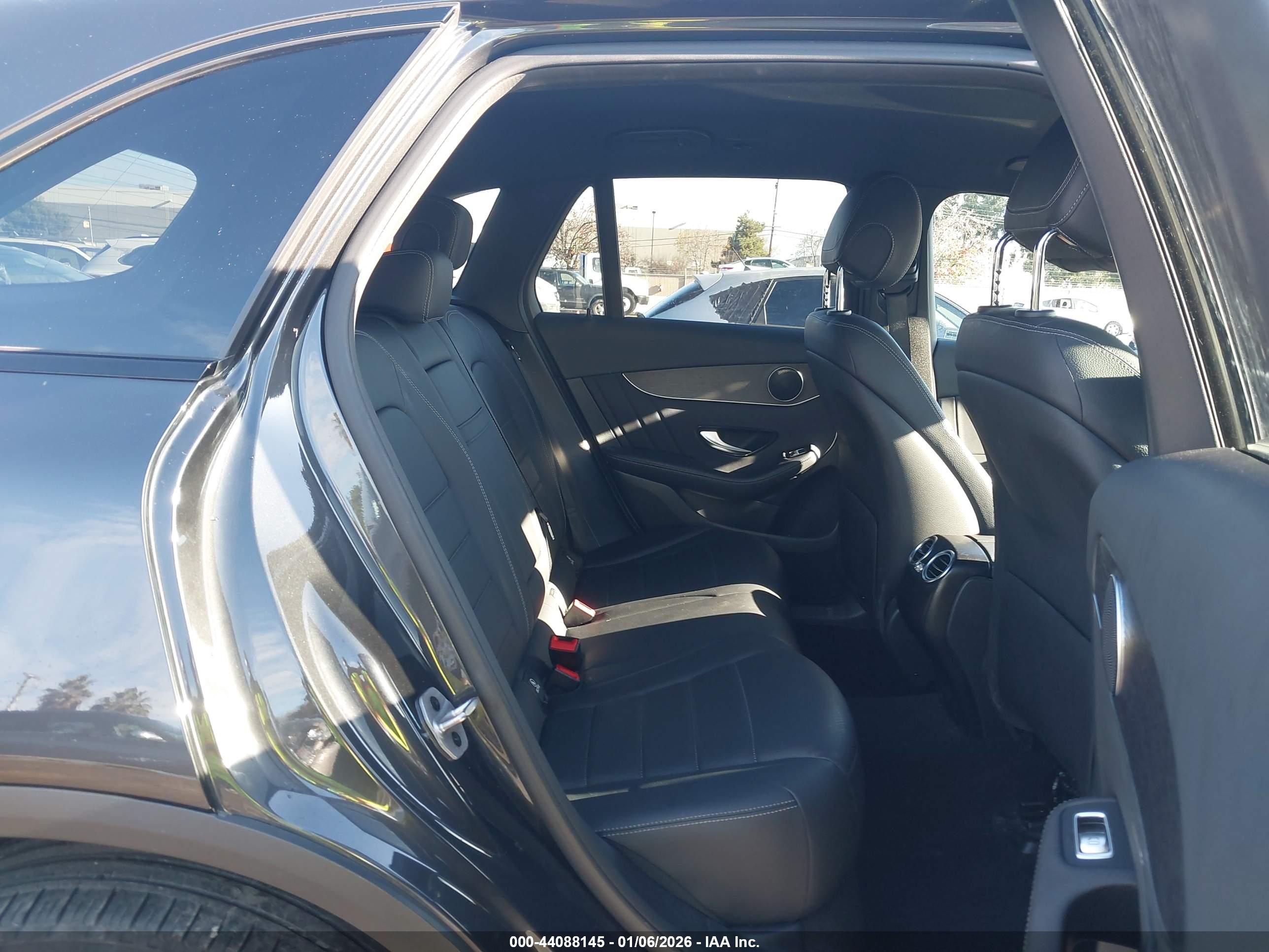MERCEDES-BENZ GLC image 8