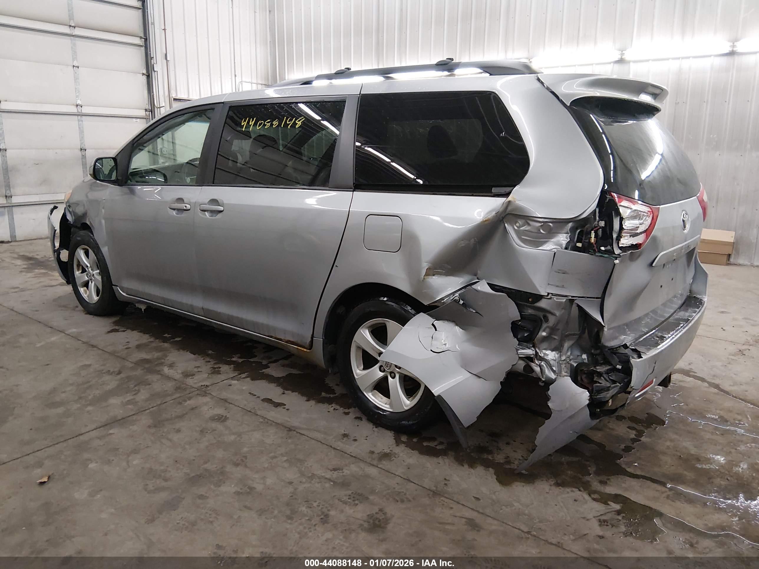 TOYOTA SIENNA image 3