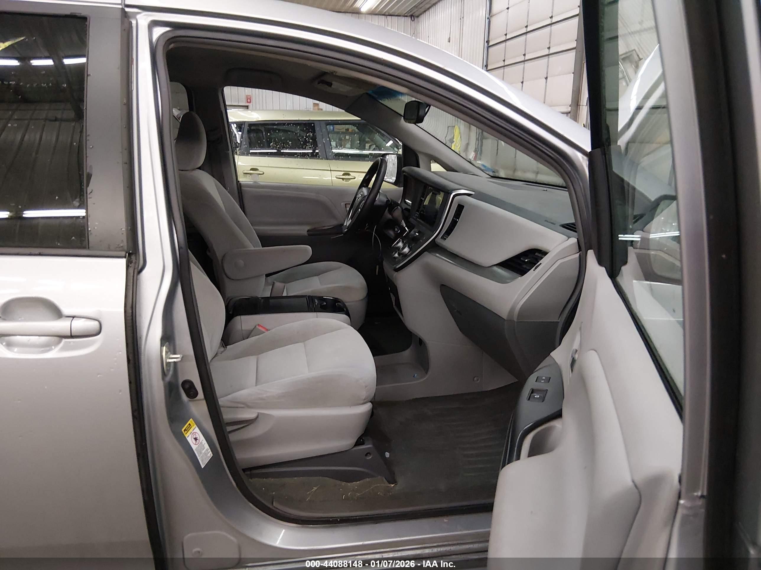 TOYOTA SIENNA image 5
