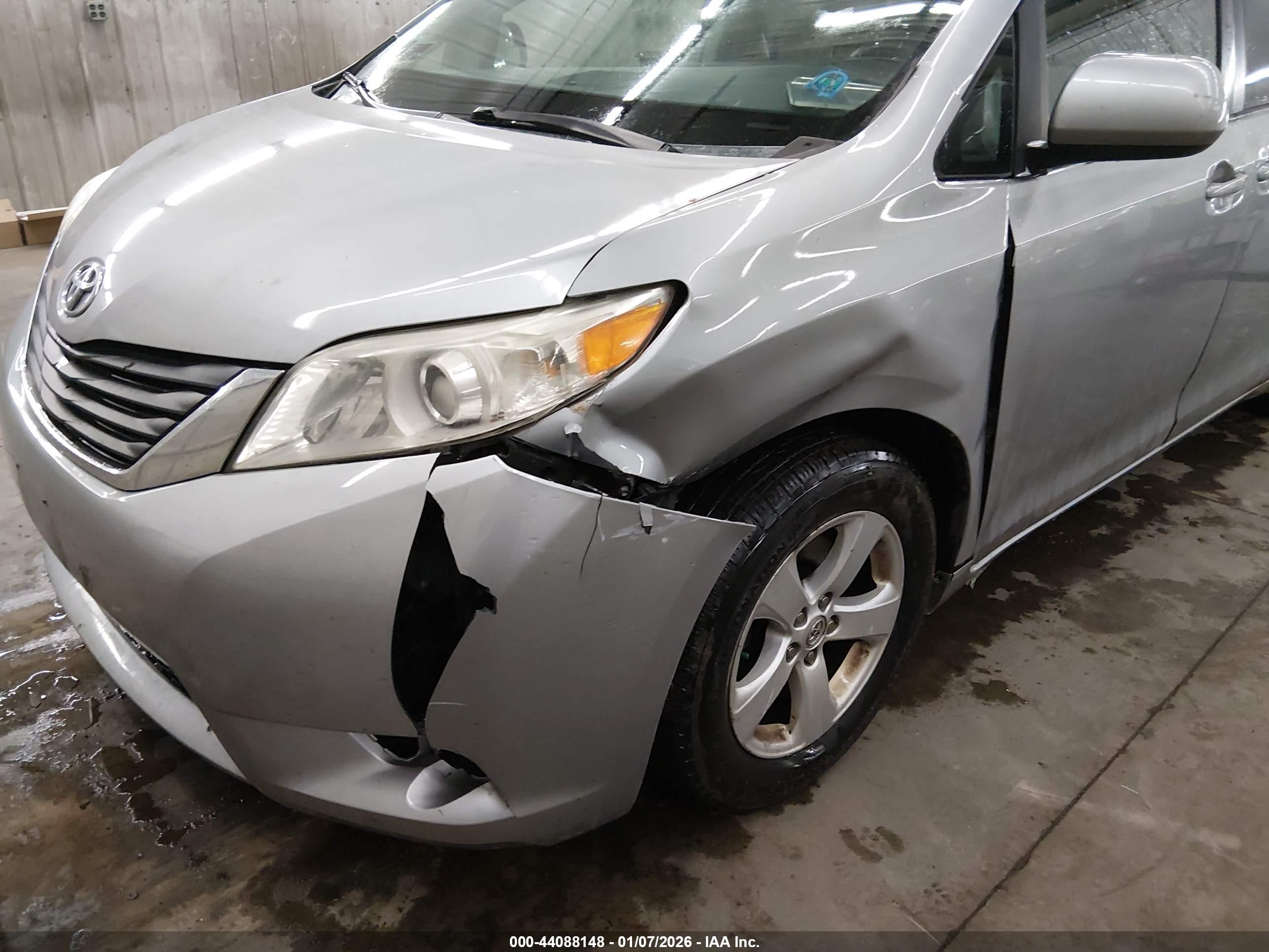 TOYOTA SIENNA image 6
