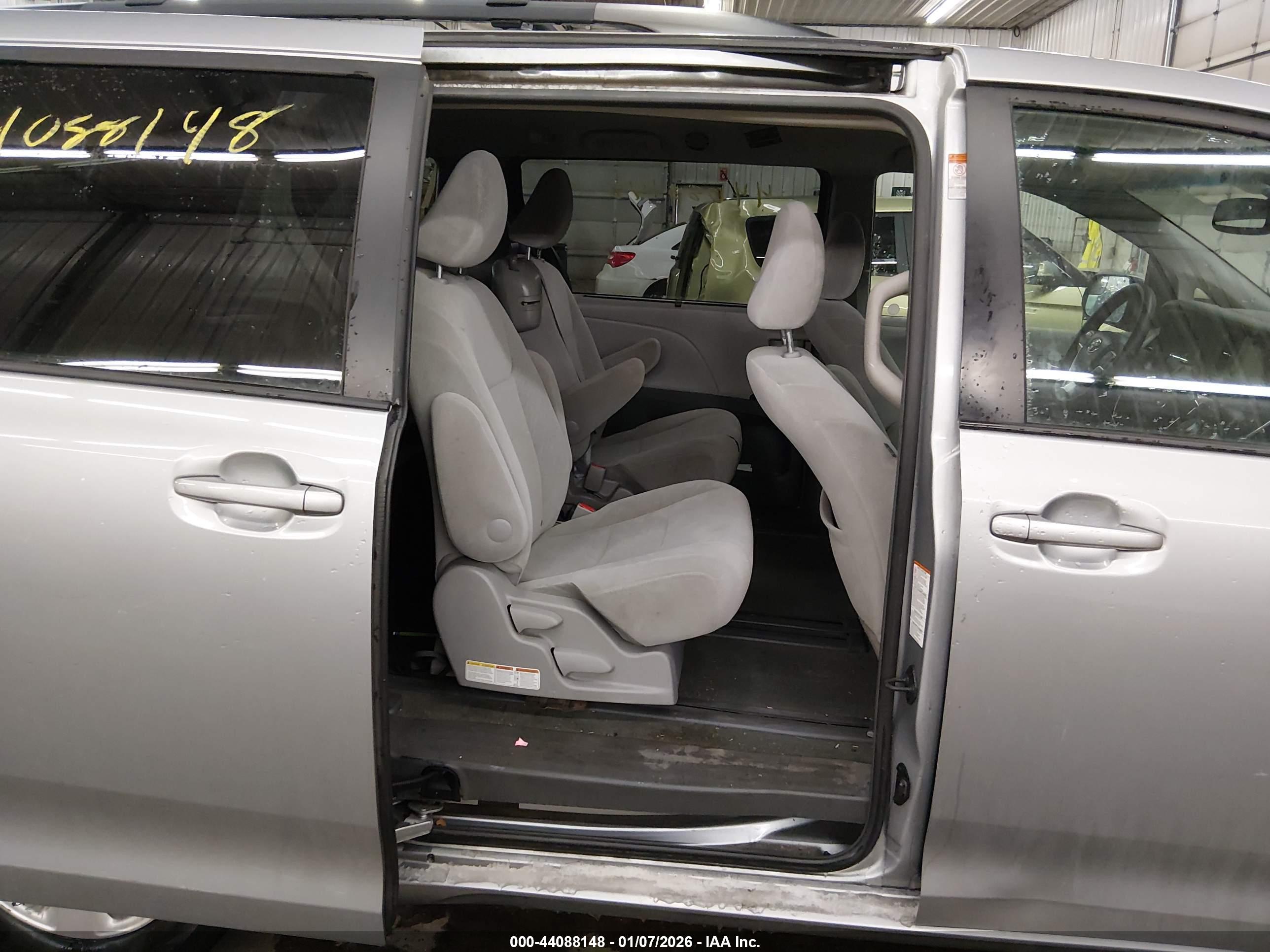 TOYOTA SIENNA image 8