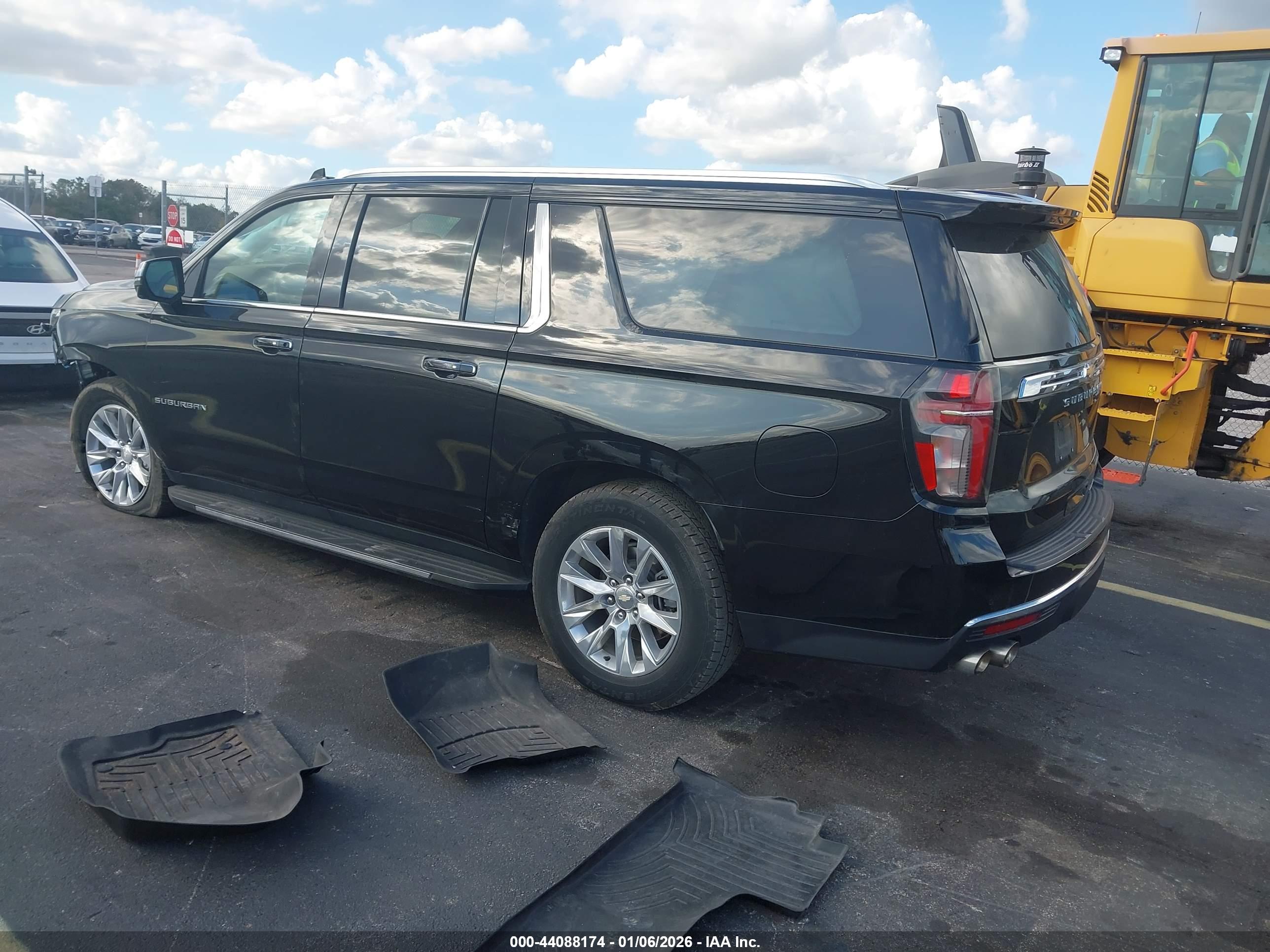 CHEVROLET SUBURBAN image 3