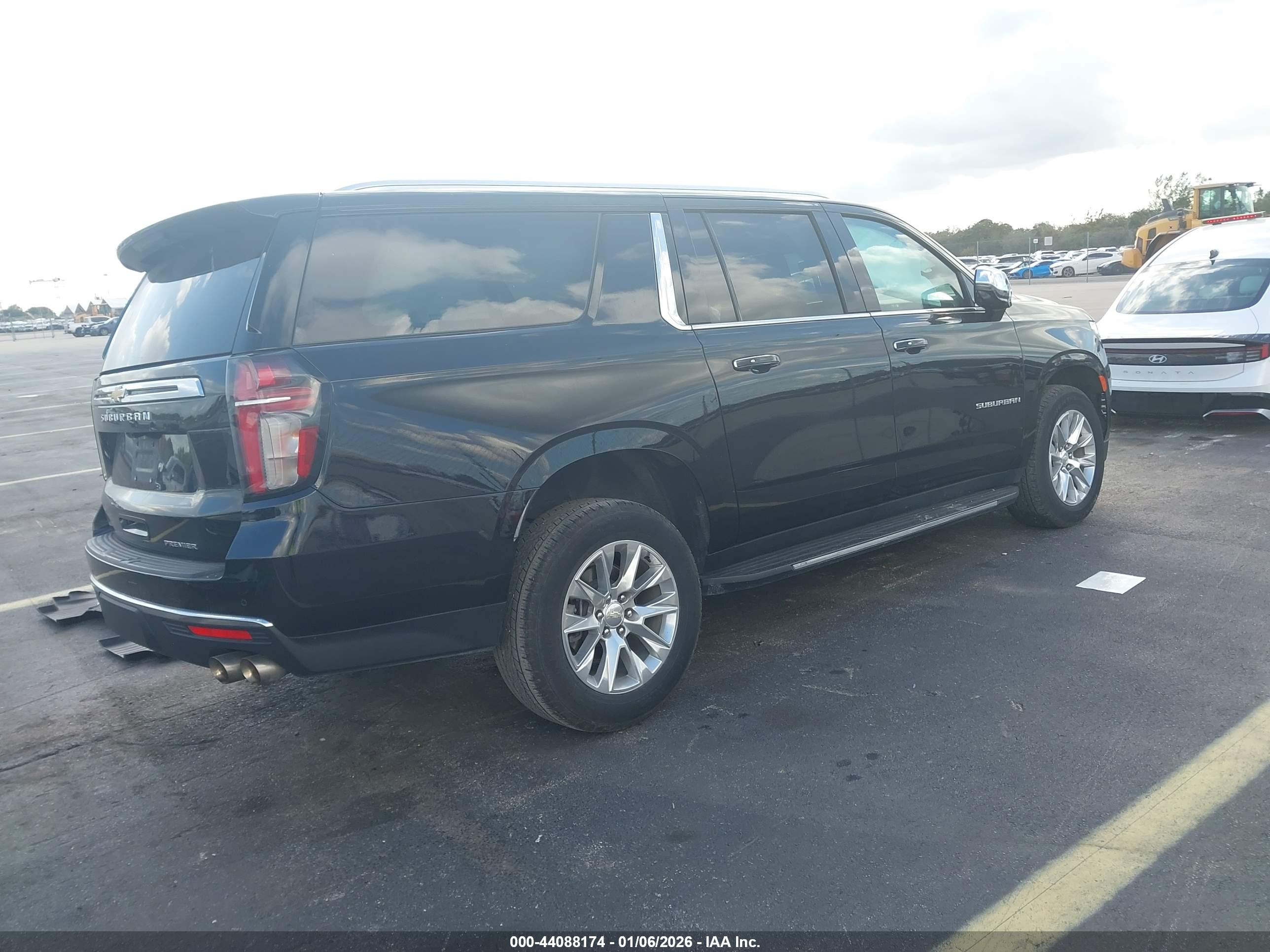 CHEVROLET SUBURBAN image 4