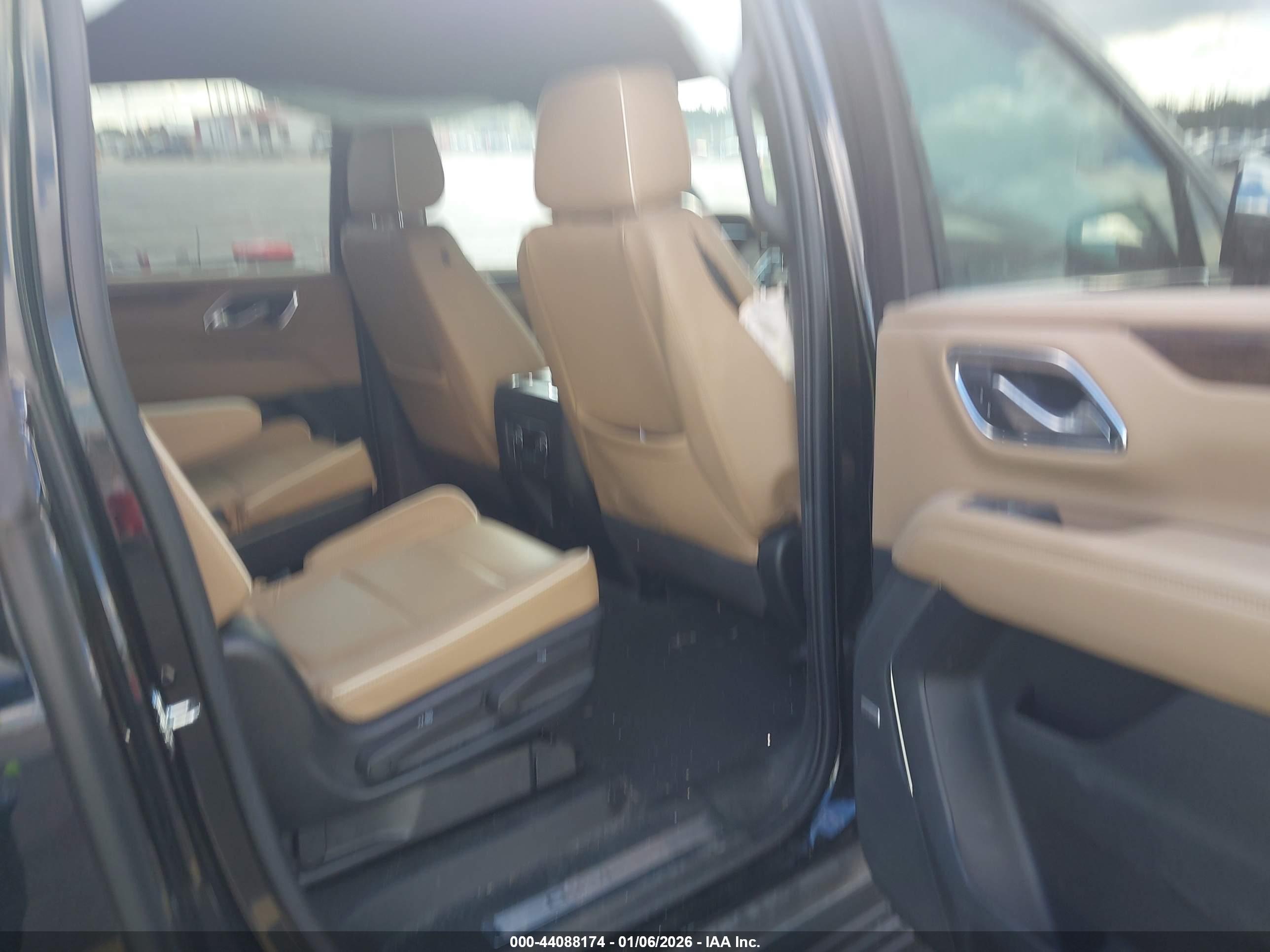 CHEVROLET SUBURBAN image 8