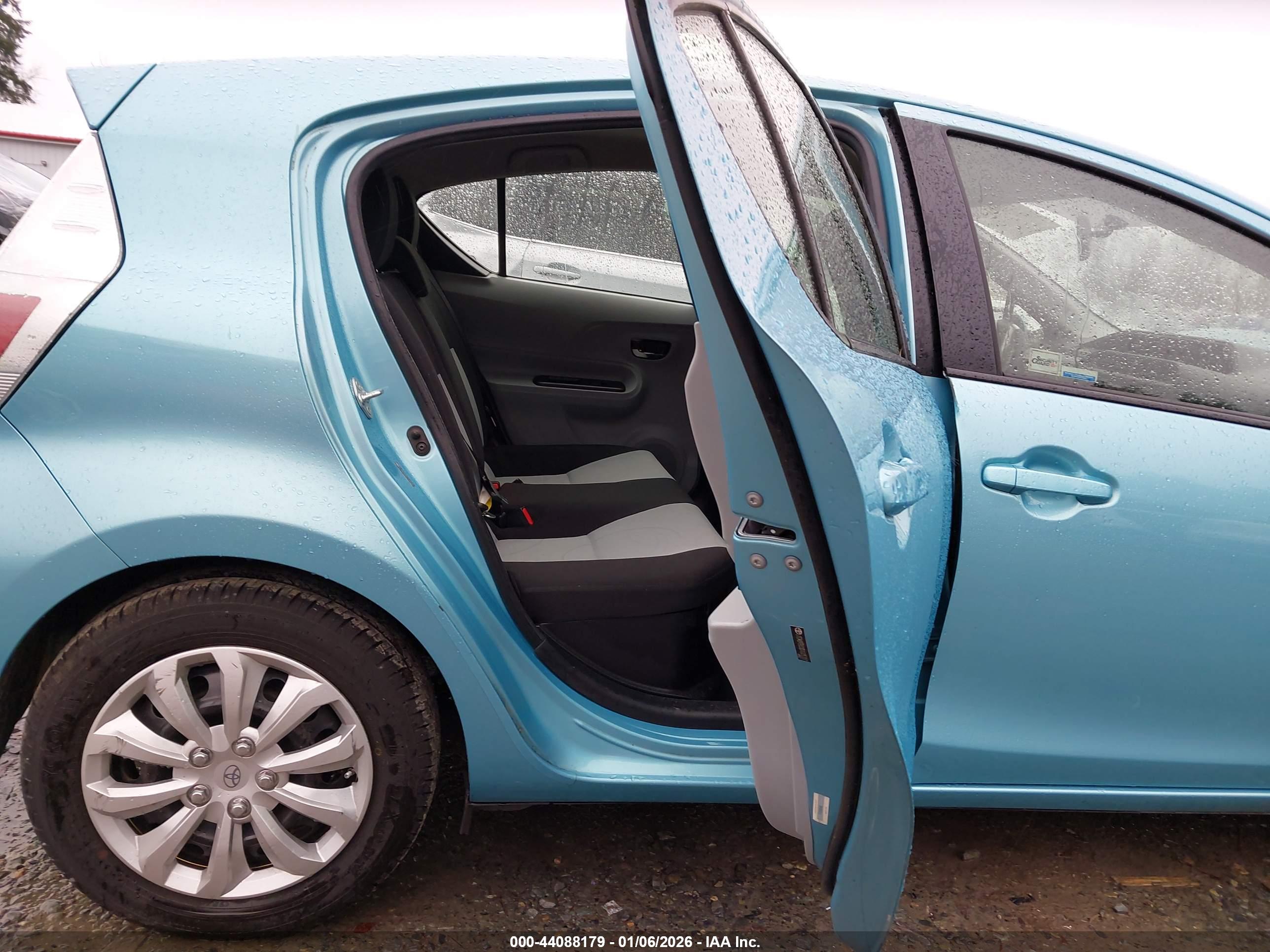 TOYOTA PRIUS image 8