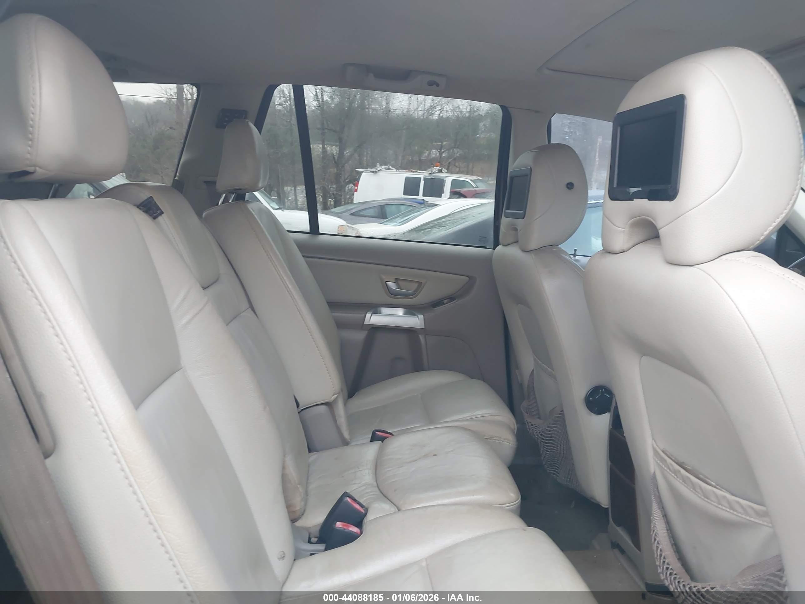 VOLVO XC90 image 8