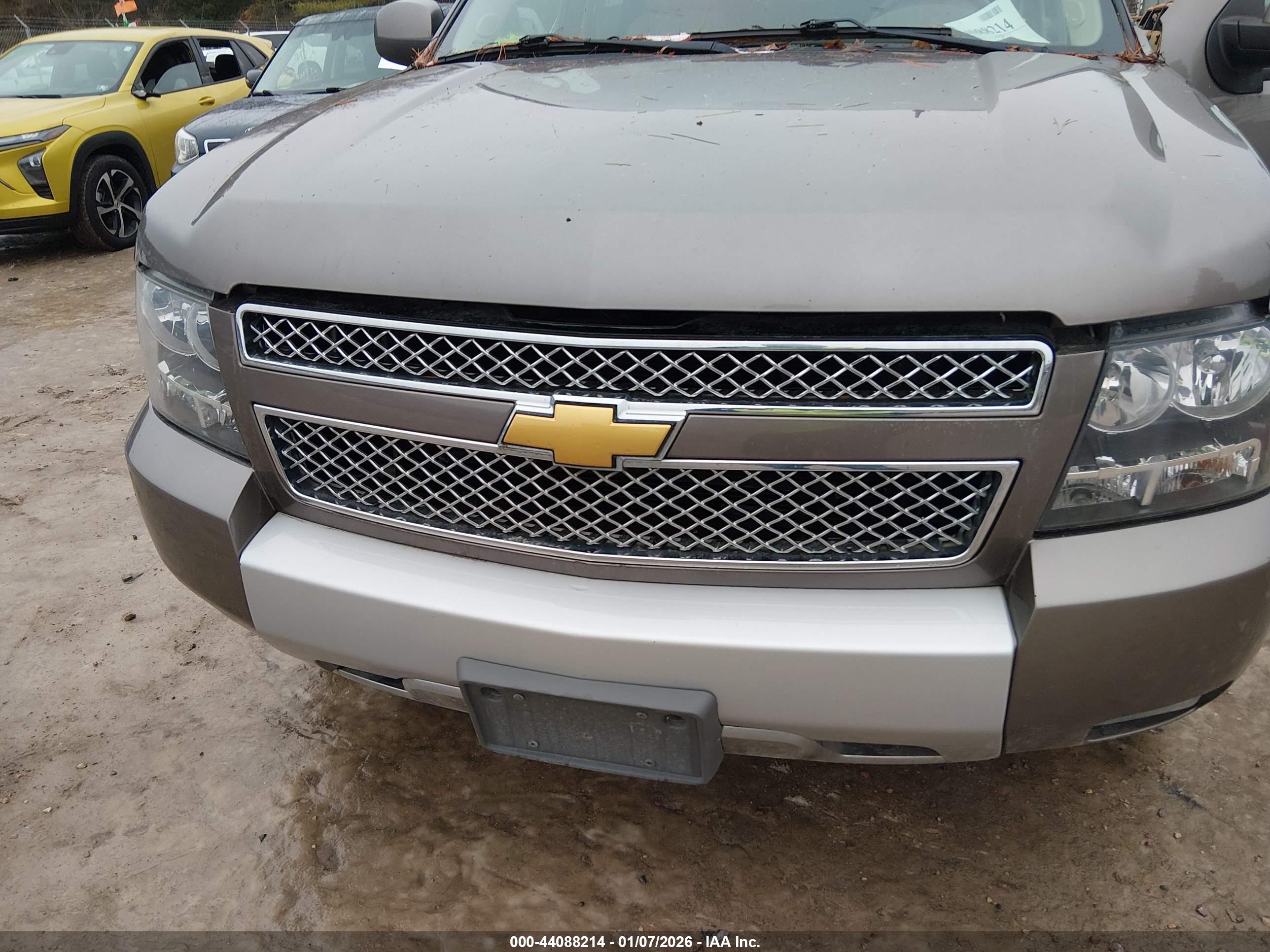 CHEVROLET SUBURBAN image 6