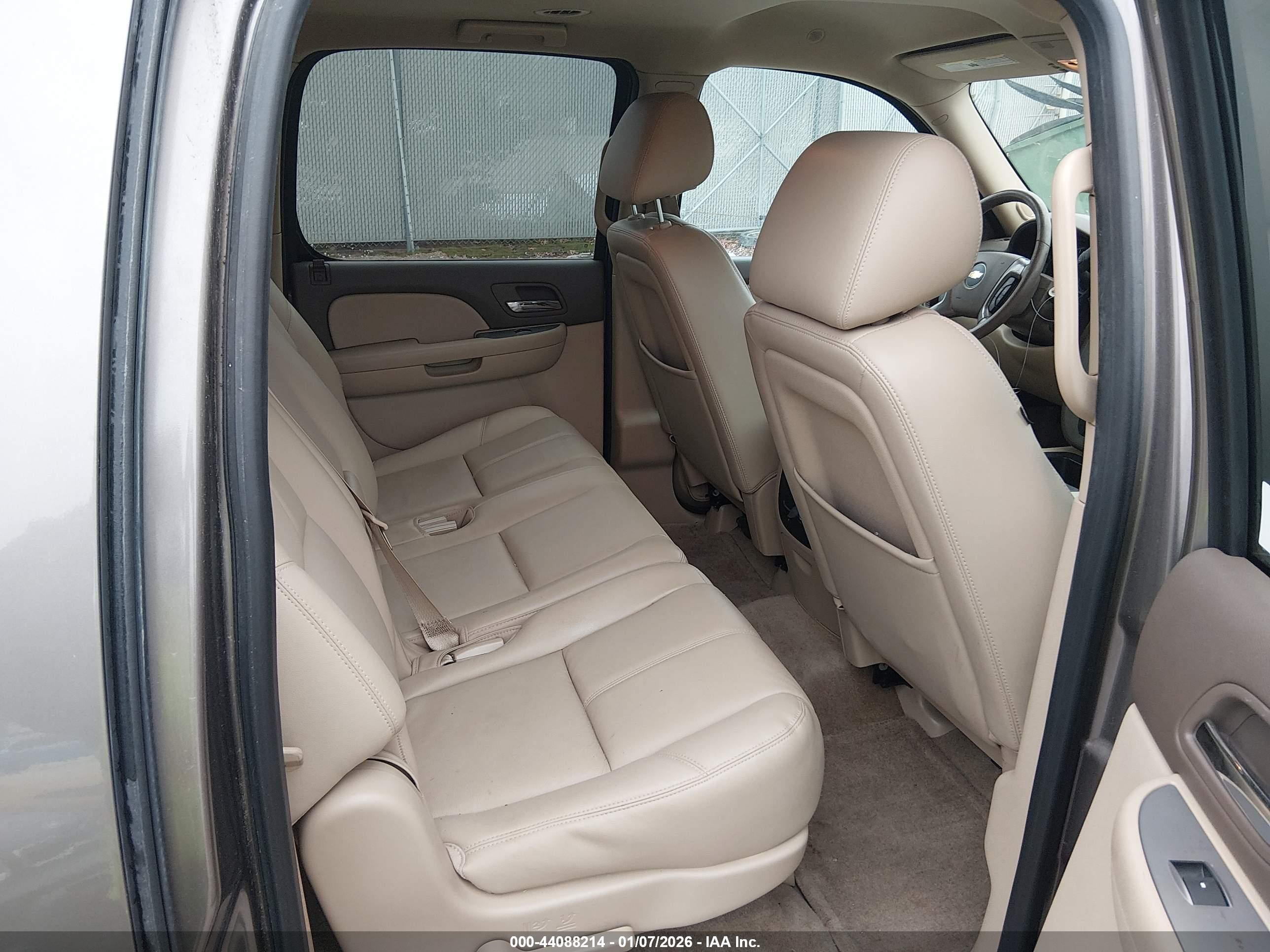 CHEVROLET SUBURBAN image 8