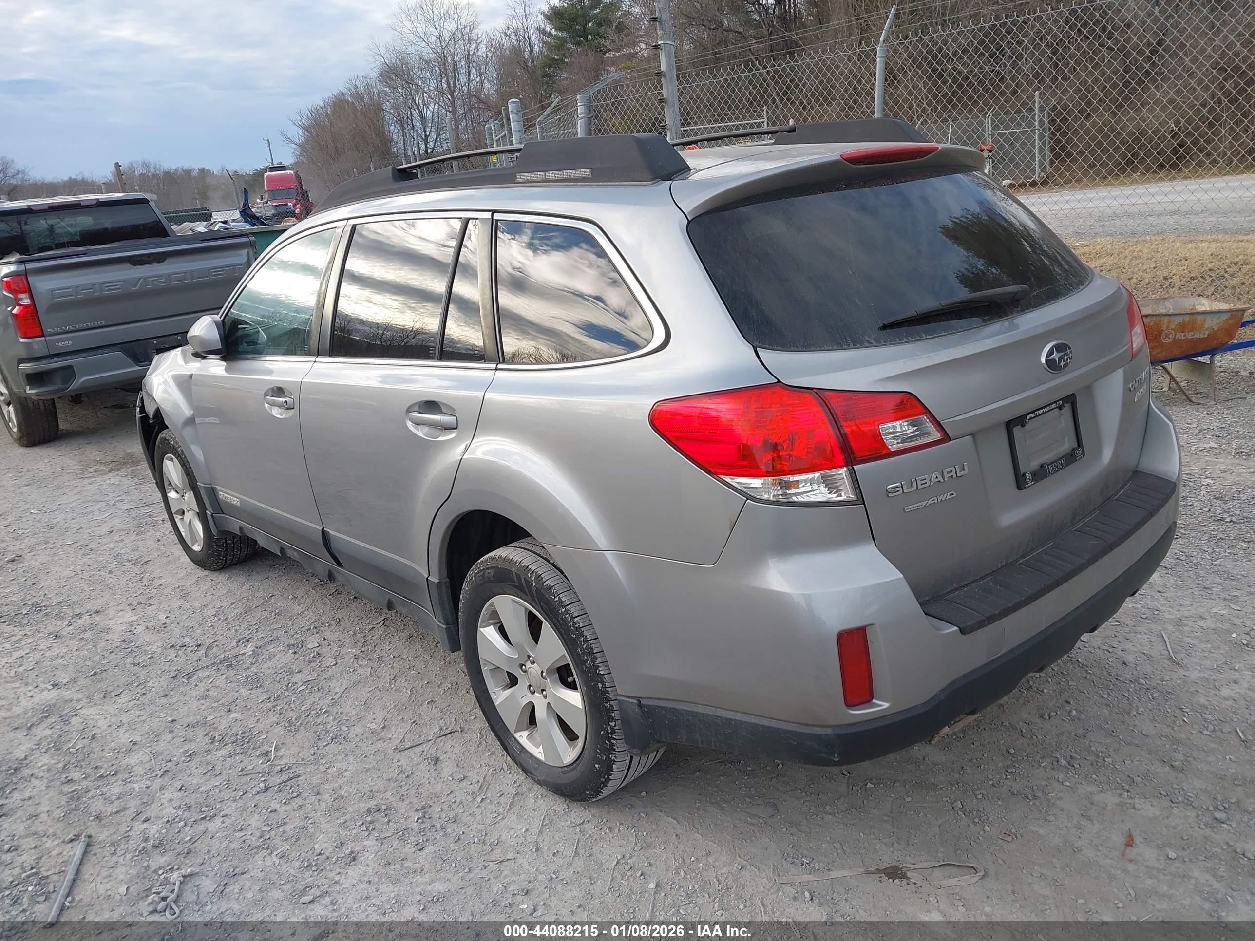SUBARU OUTBACK image 3