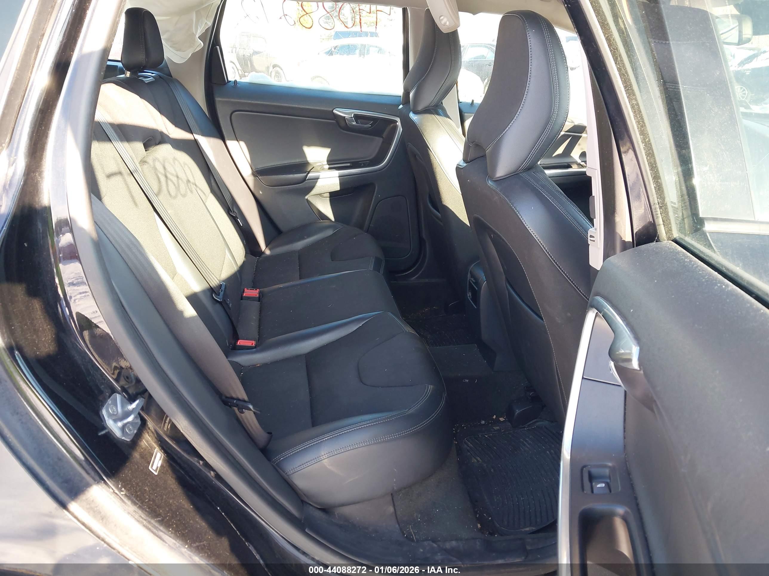 VOLVO XC60 image 8