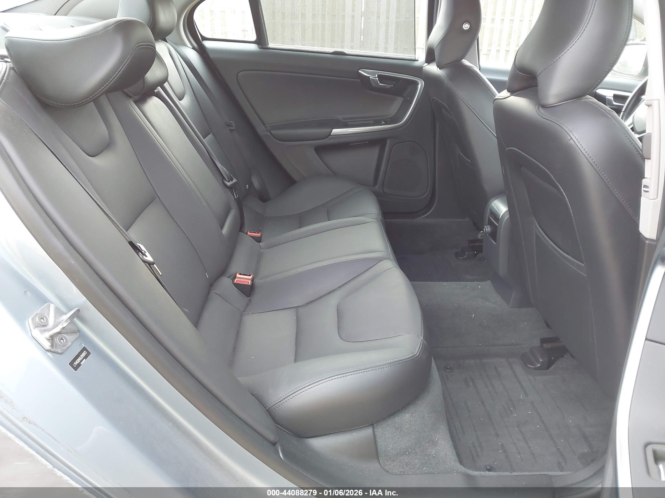 VOLVO S60 image 8