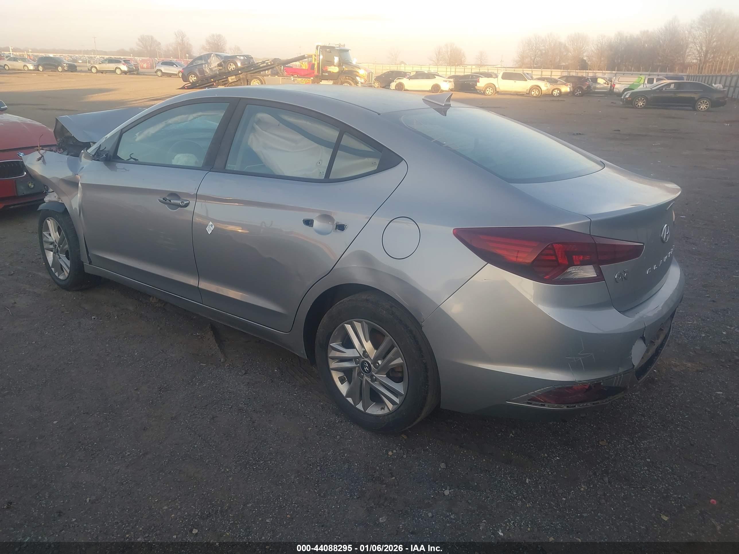 HYUNDAI ELANTRA image 3
