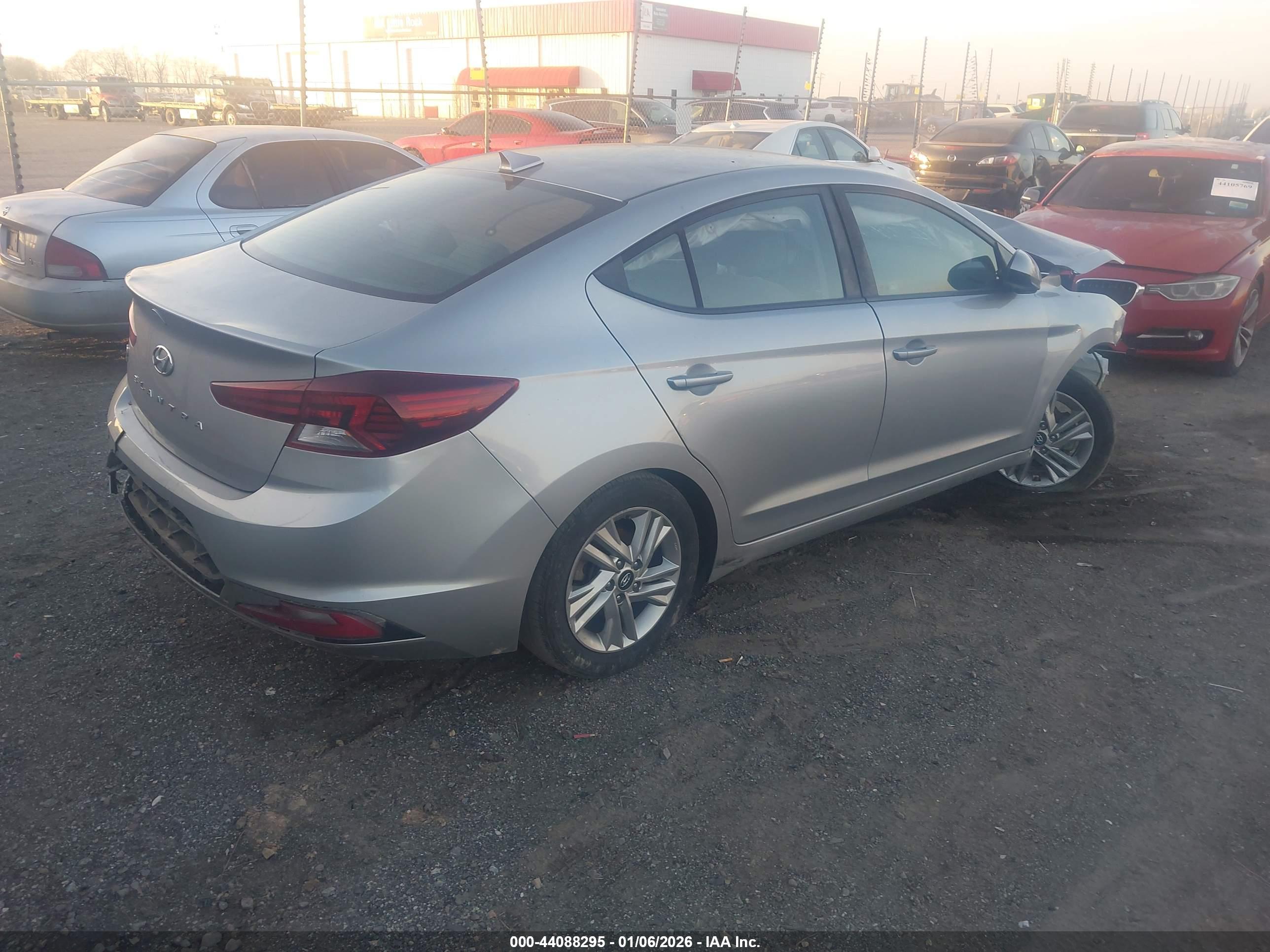 HYUNDAI ELANTRA image 4