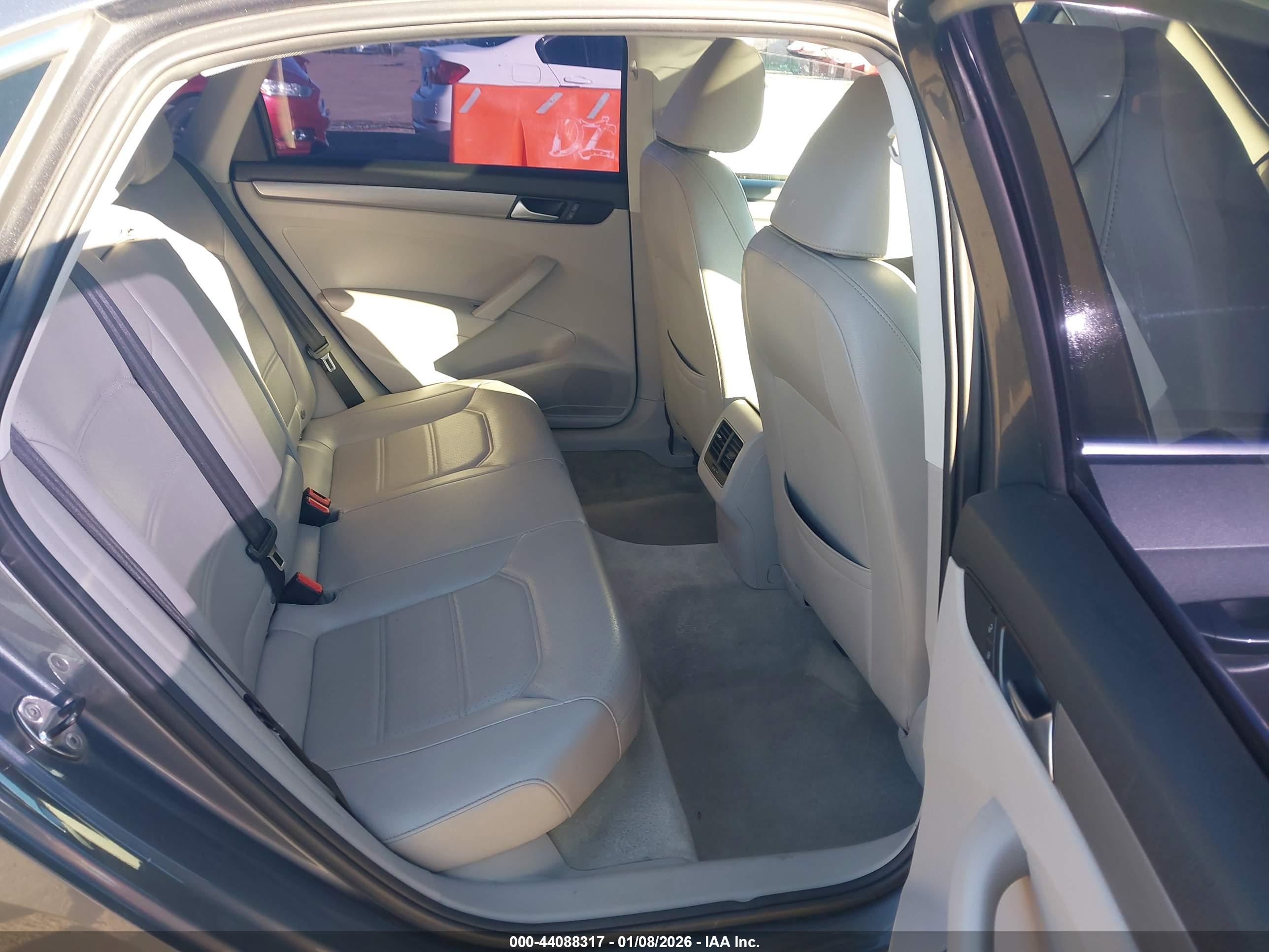 VOLKSWAGEN PASSAT image 8