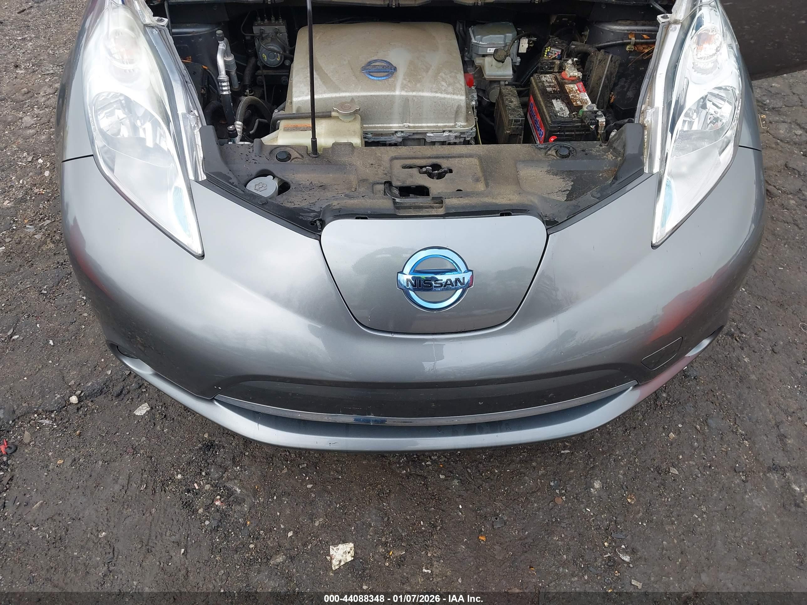 NISSAN LEAF image 10