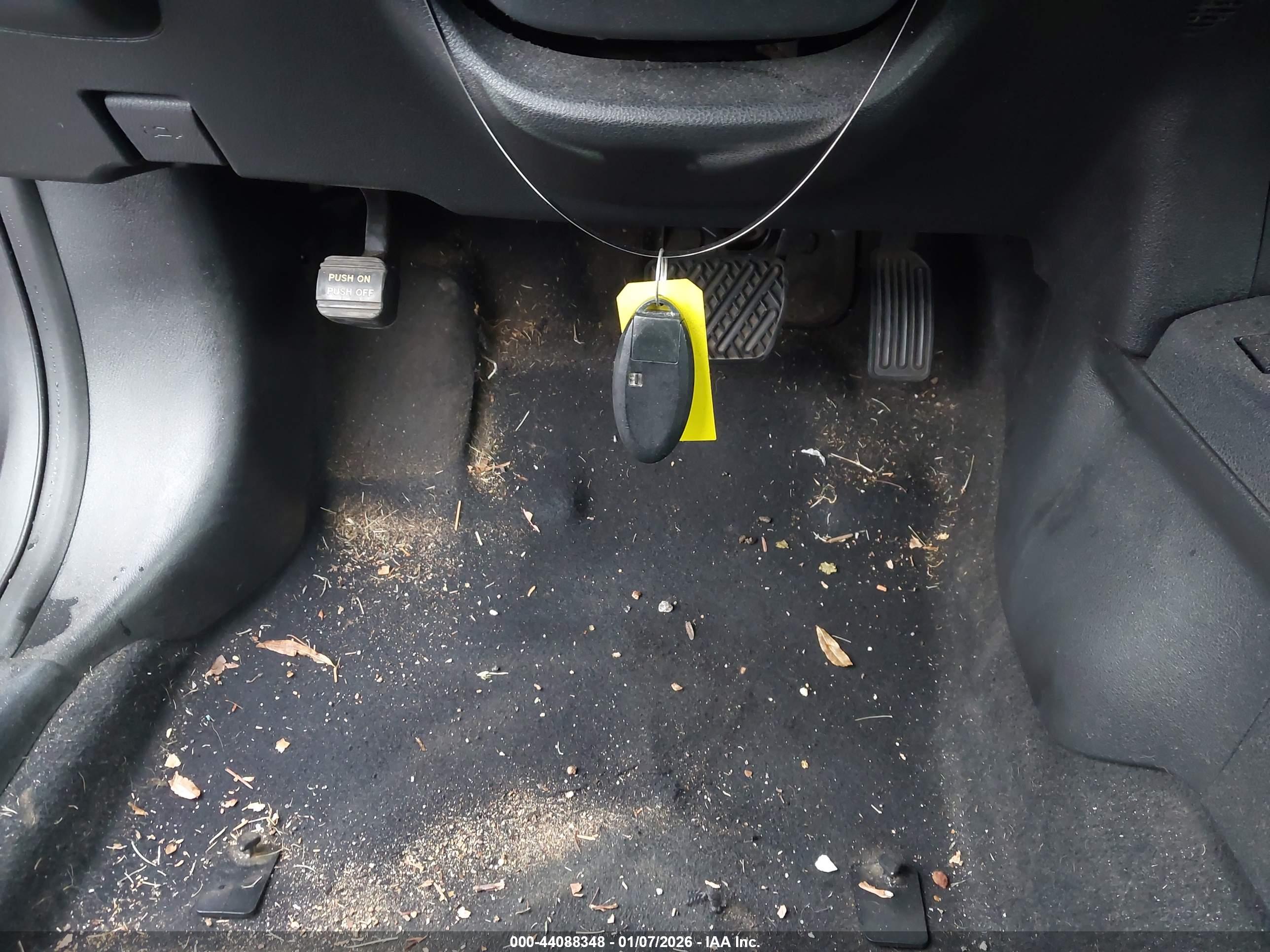 NISSAN LEAF image 11