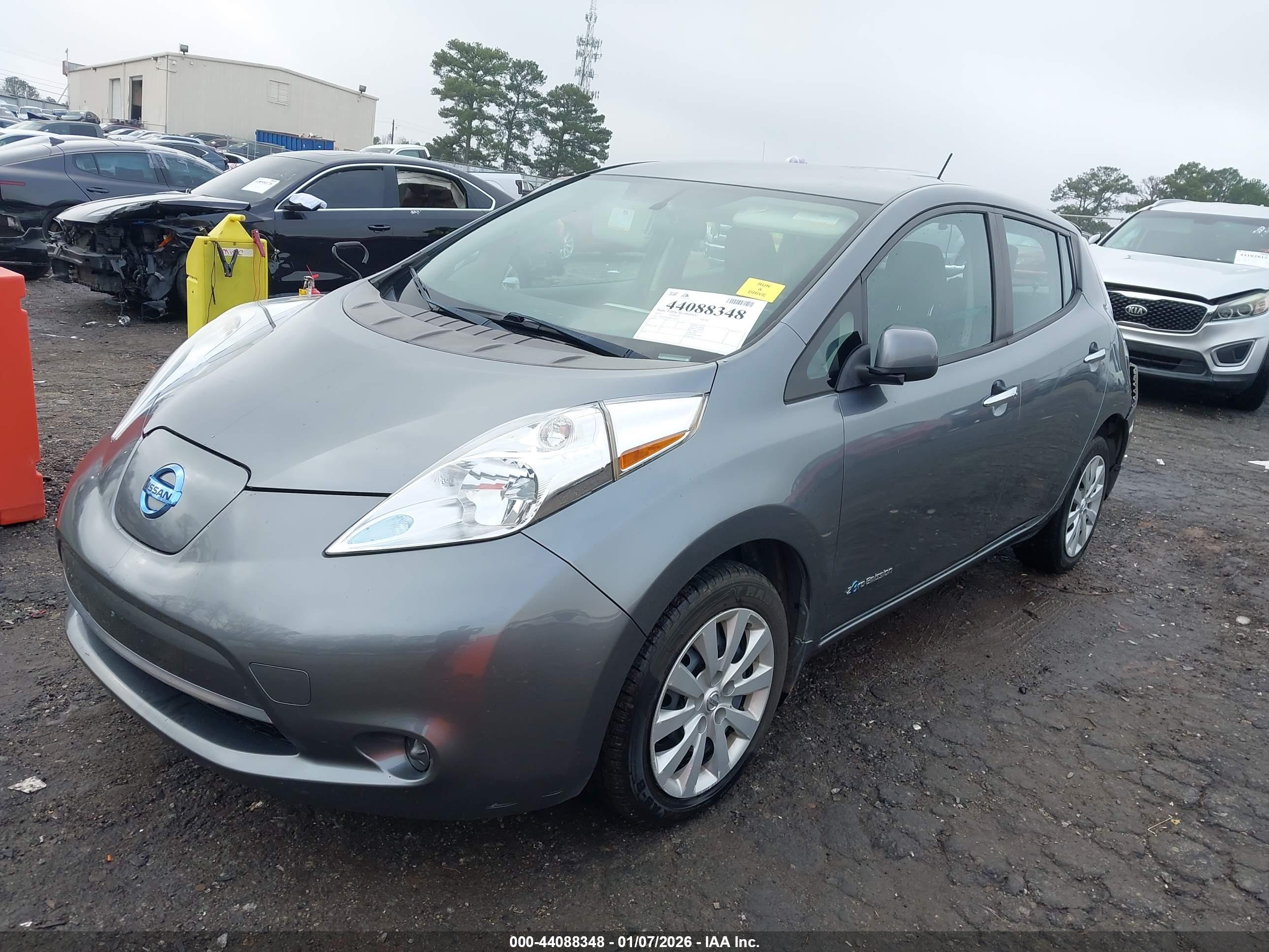 NISSAN LEAF image 2