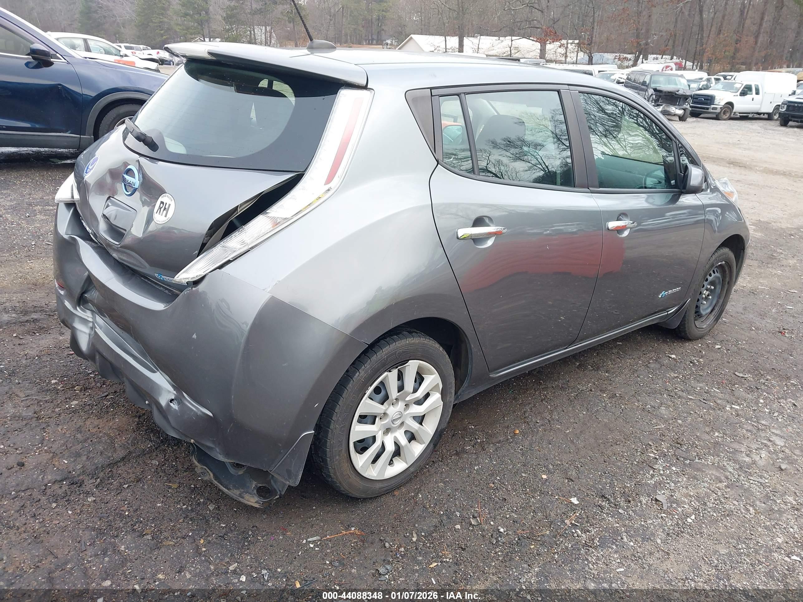 NISSAN LEAF image 4
