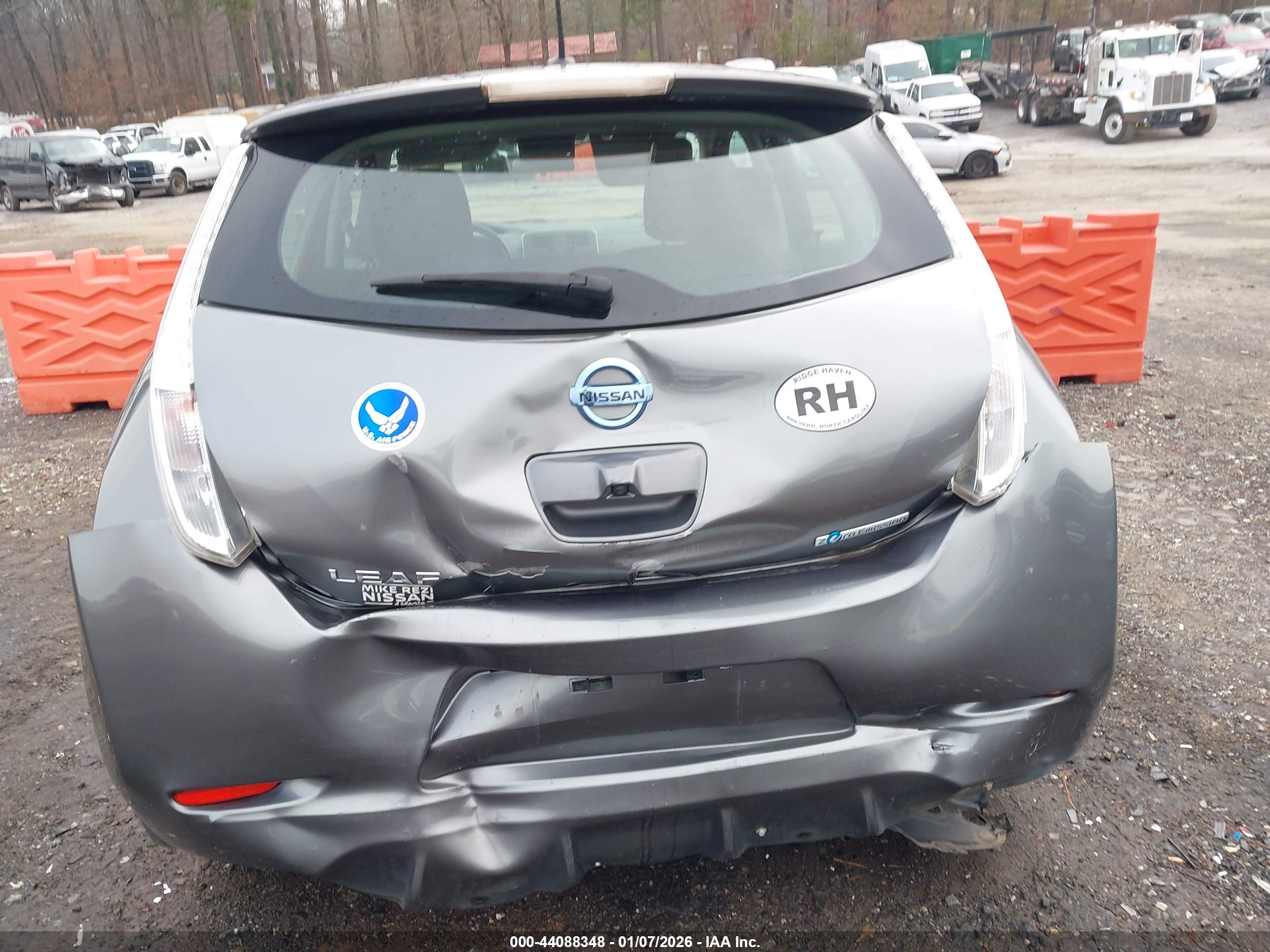 NISSAN LEAF image 6