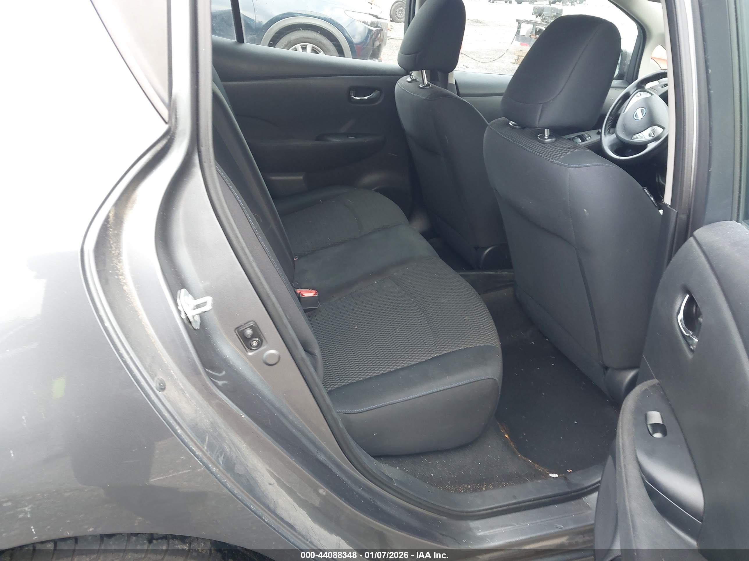 NISSAN LEAF image 8