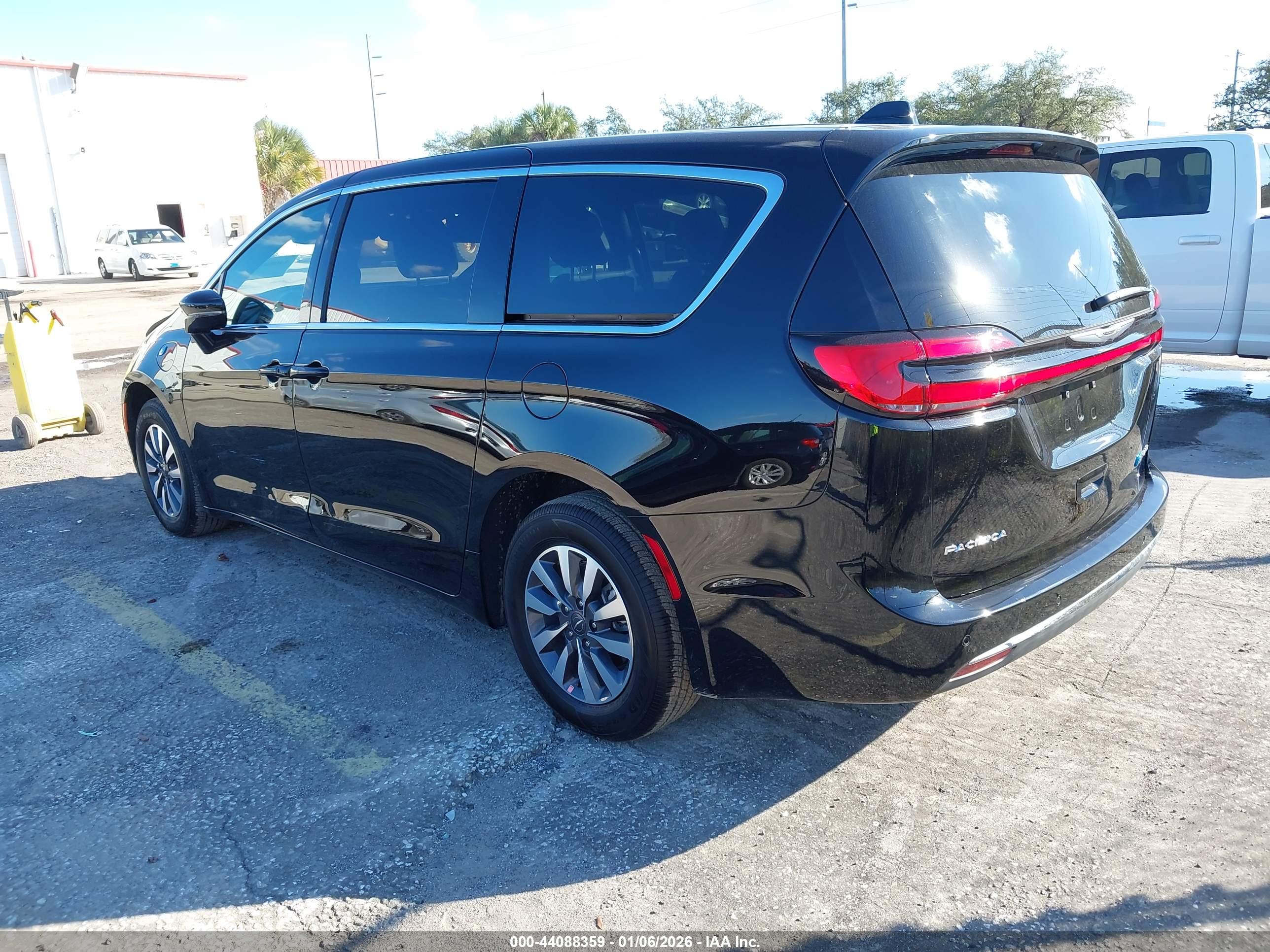 CHRYSLER PACIFICA image 3