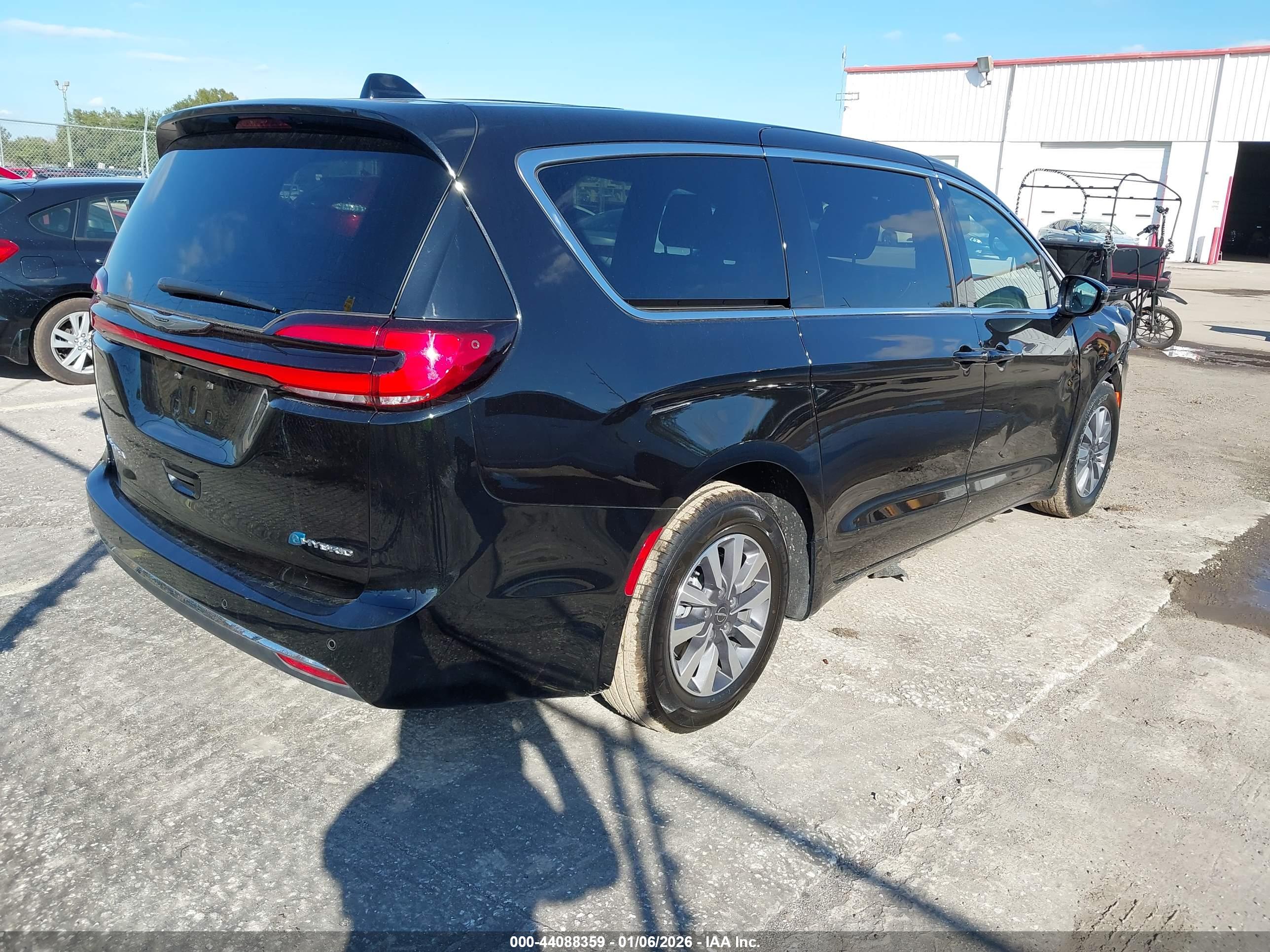 CHRYSLER PACIFICA image 4