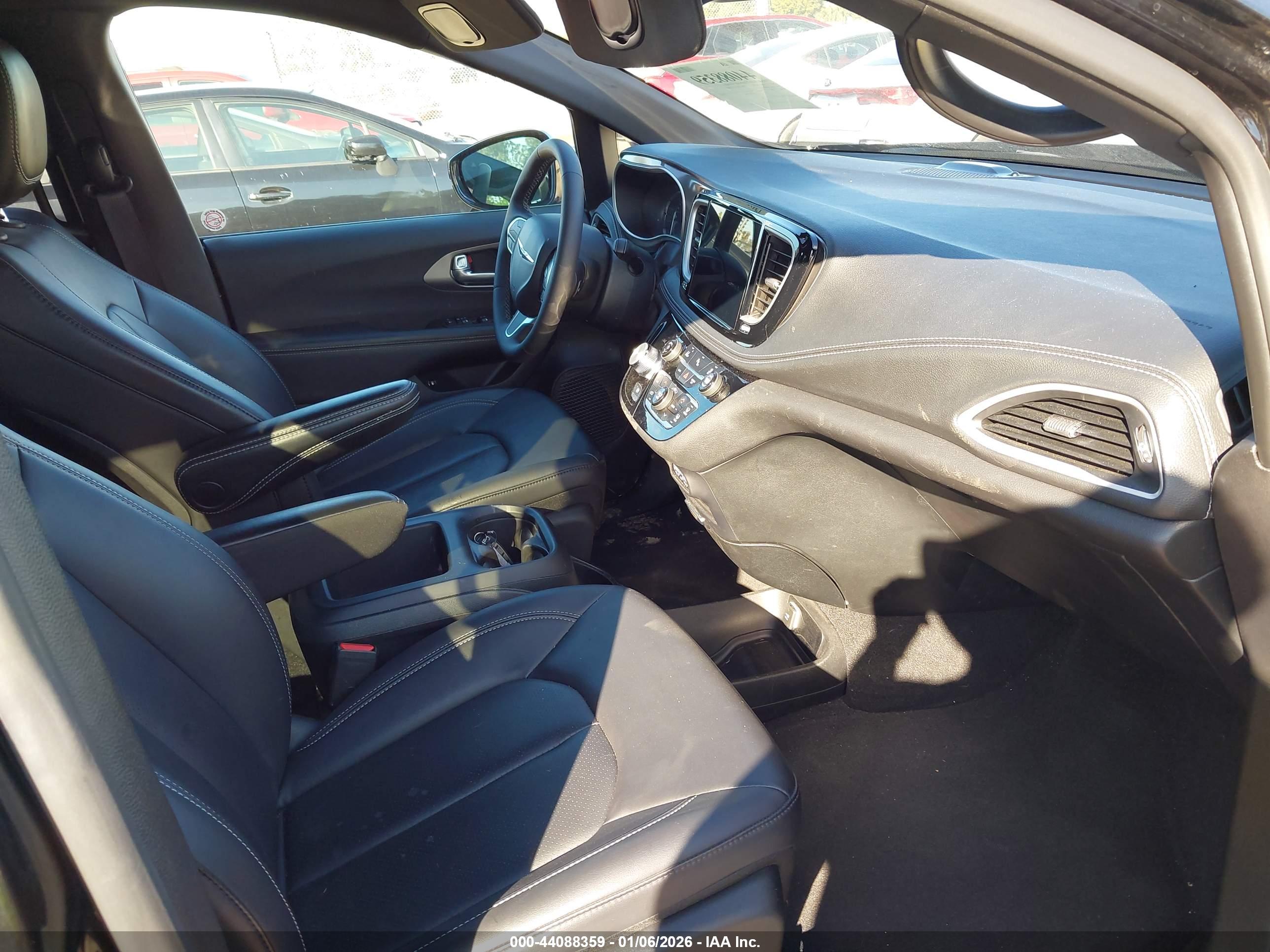 CHRYSLER PACIFICA image 5