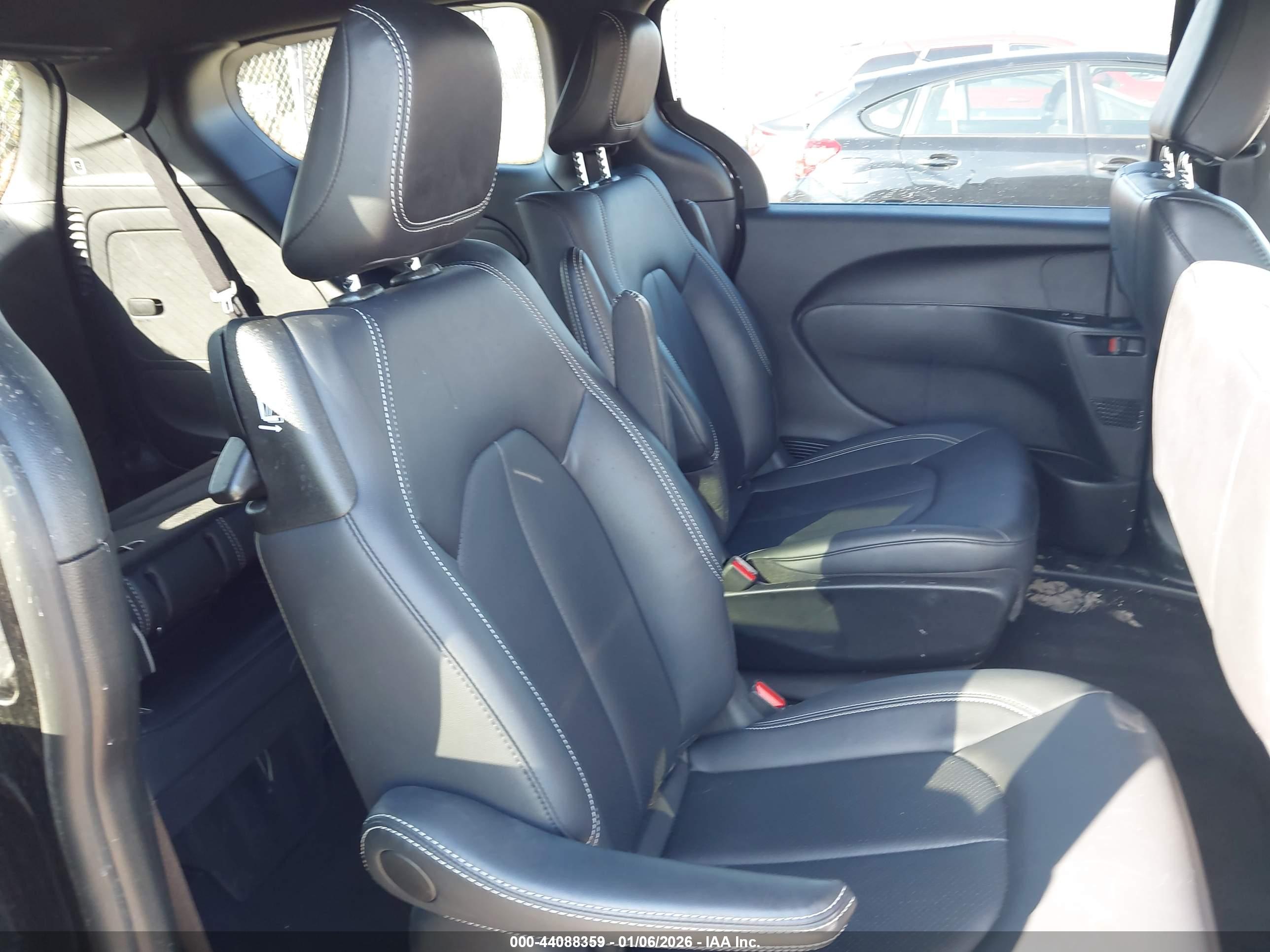 CHRYSLER PACIFICA image 8