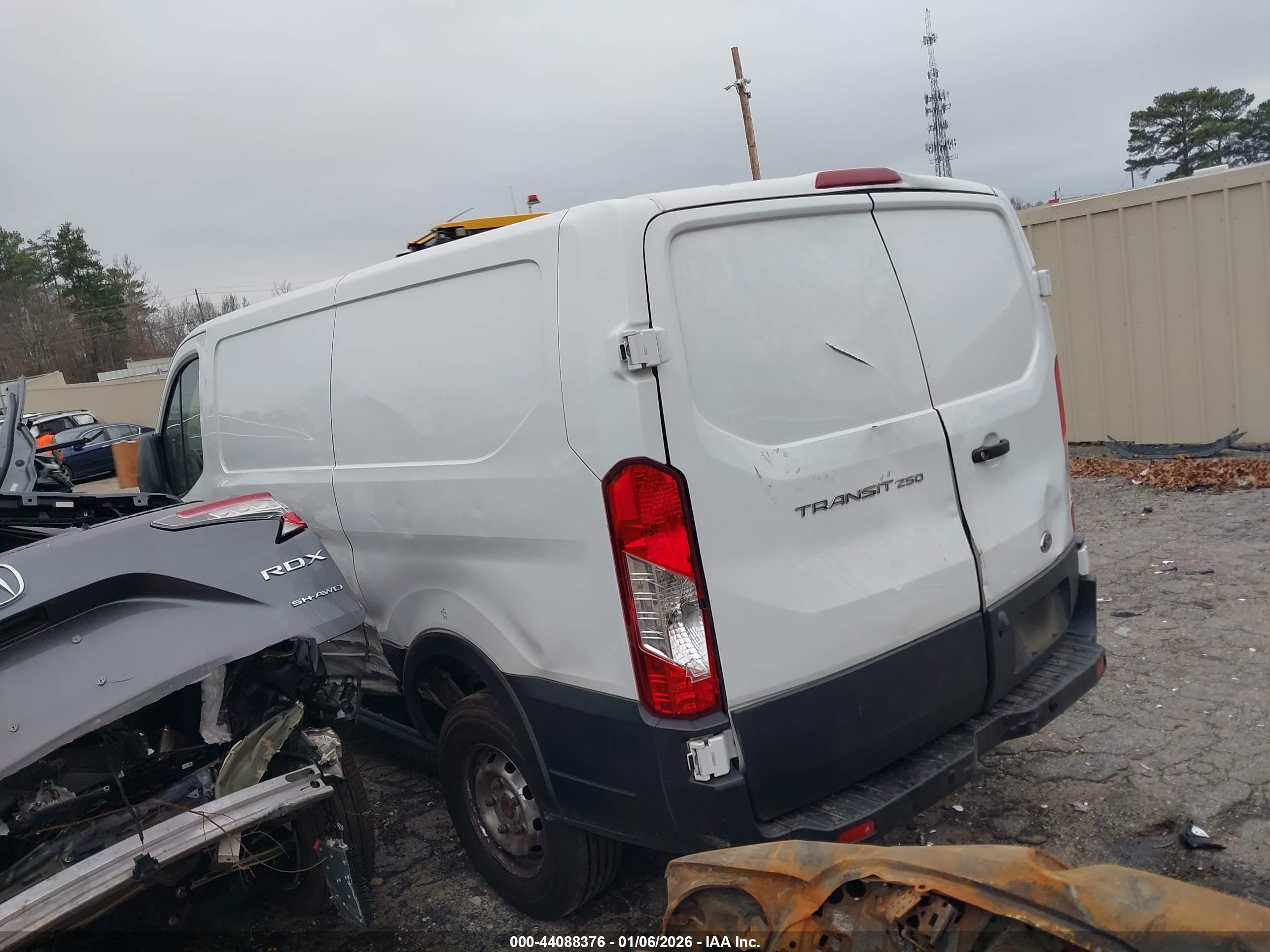 FORD TRANSIT-250 image 3