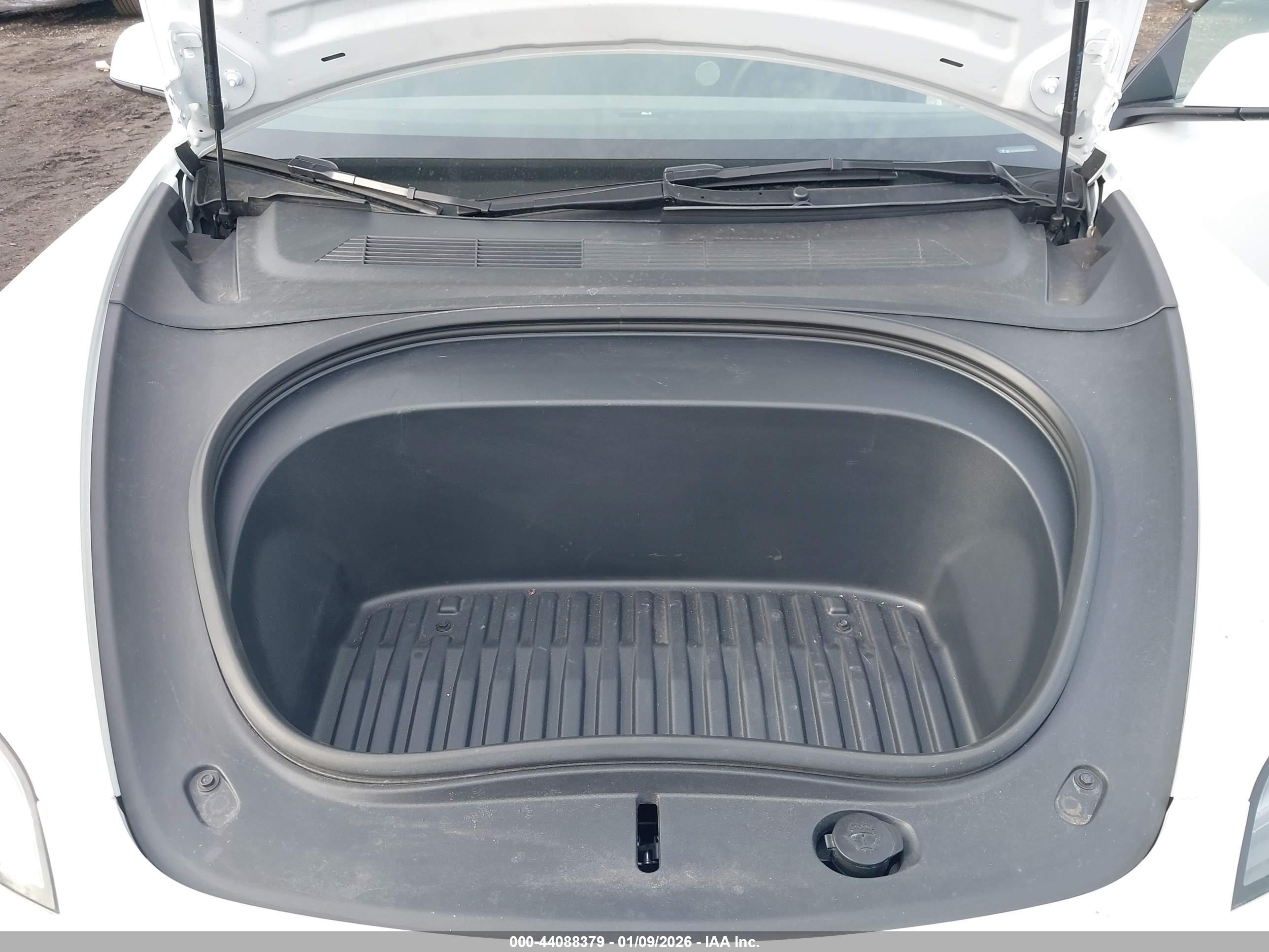 TESLA MODEL image 10