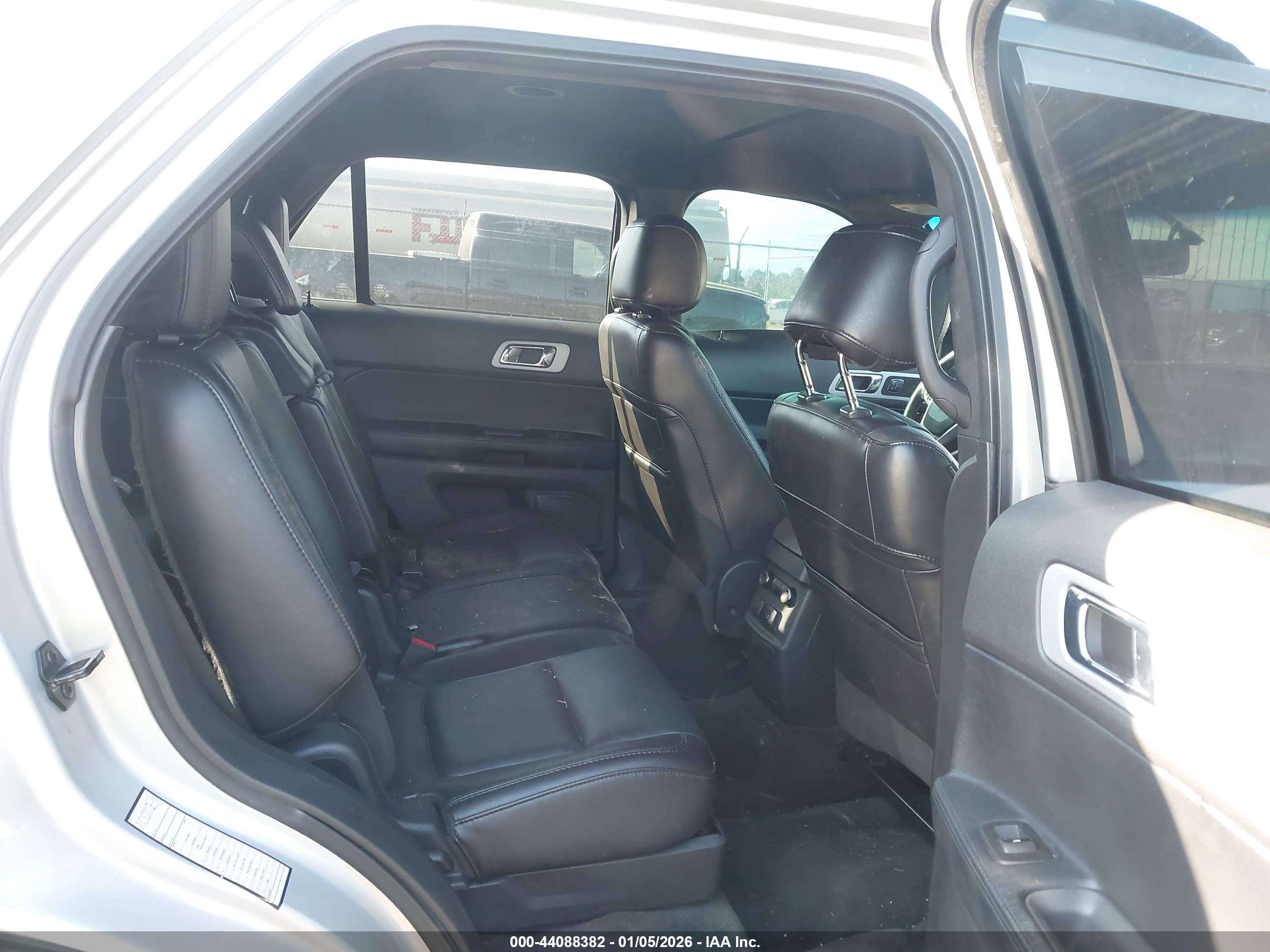 FORD EXPLORER image 8