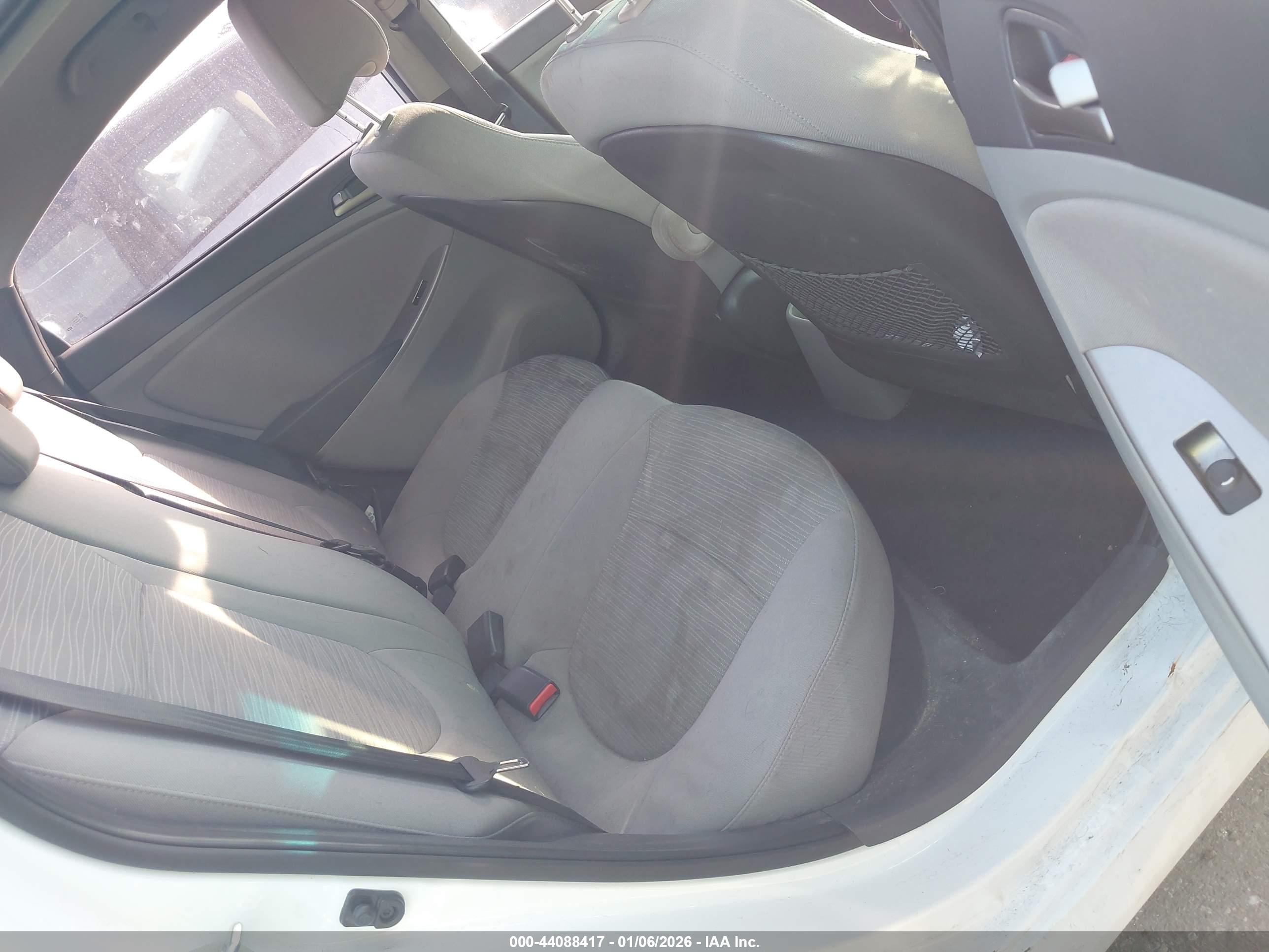 HYUNDAI ACCENT image 8