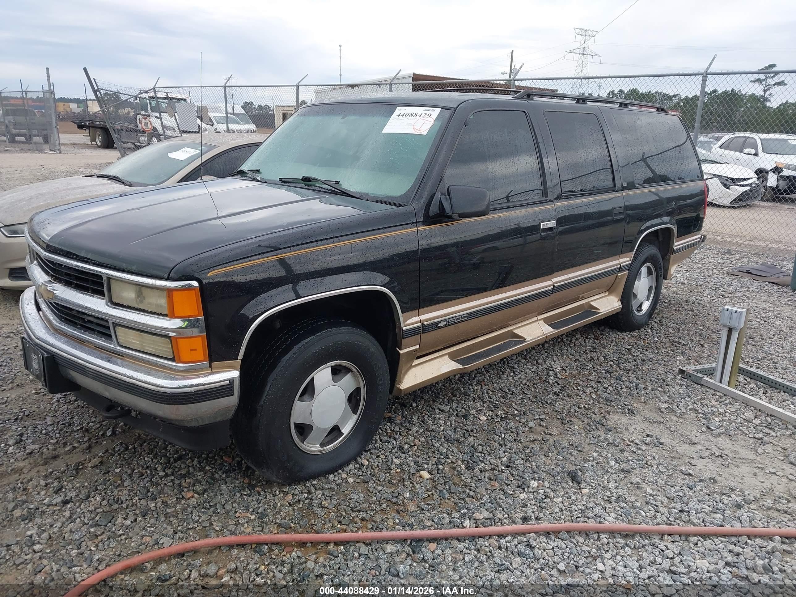 CHEVROLET SUBURBAN image 2