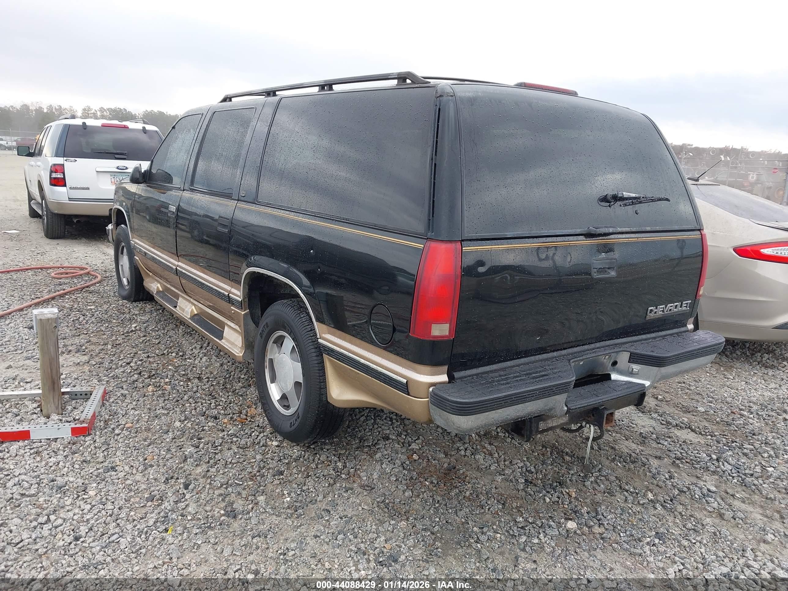 CHEVROLET SUBURBAN image 3