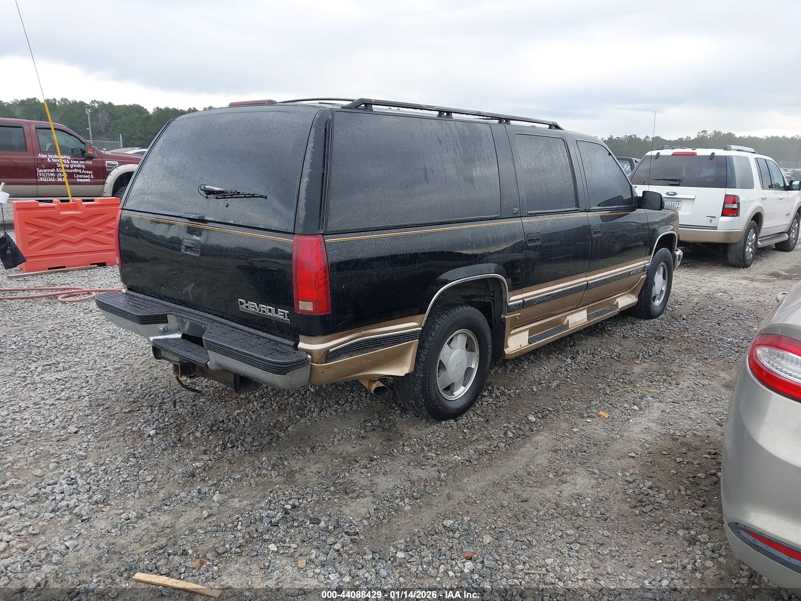 CHEVROLET SUBURBAN image 4
