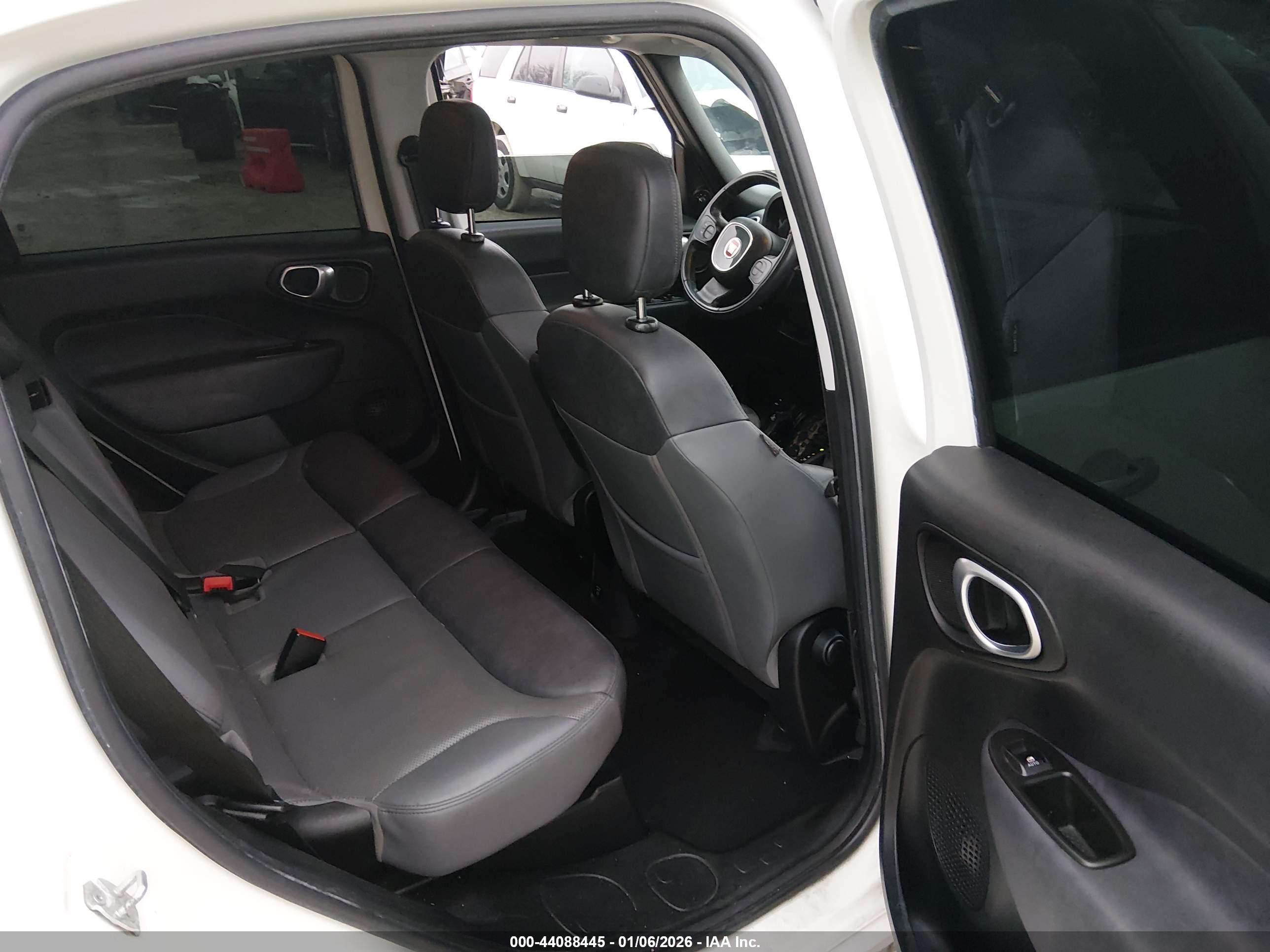 FIAT 500L image 8