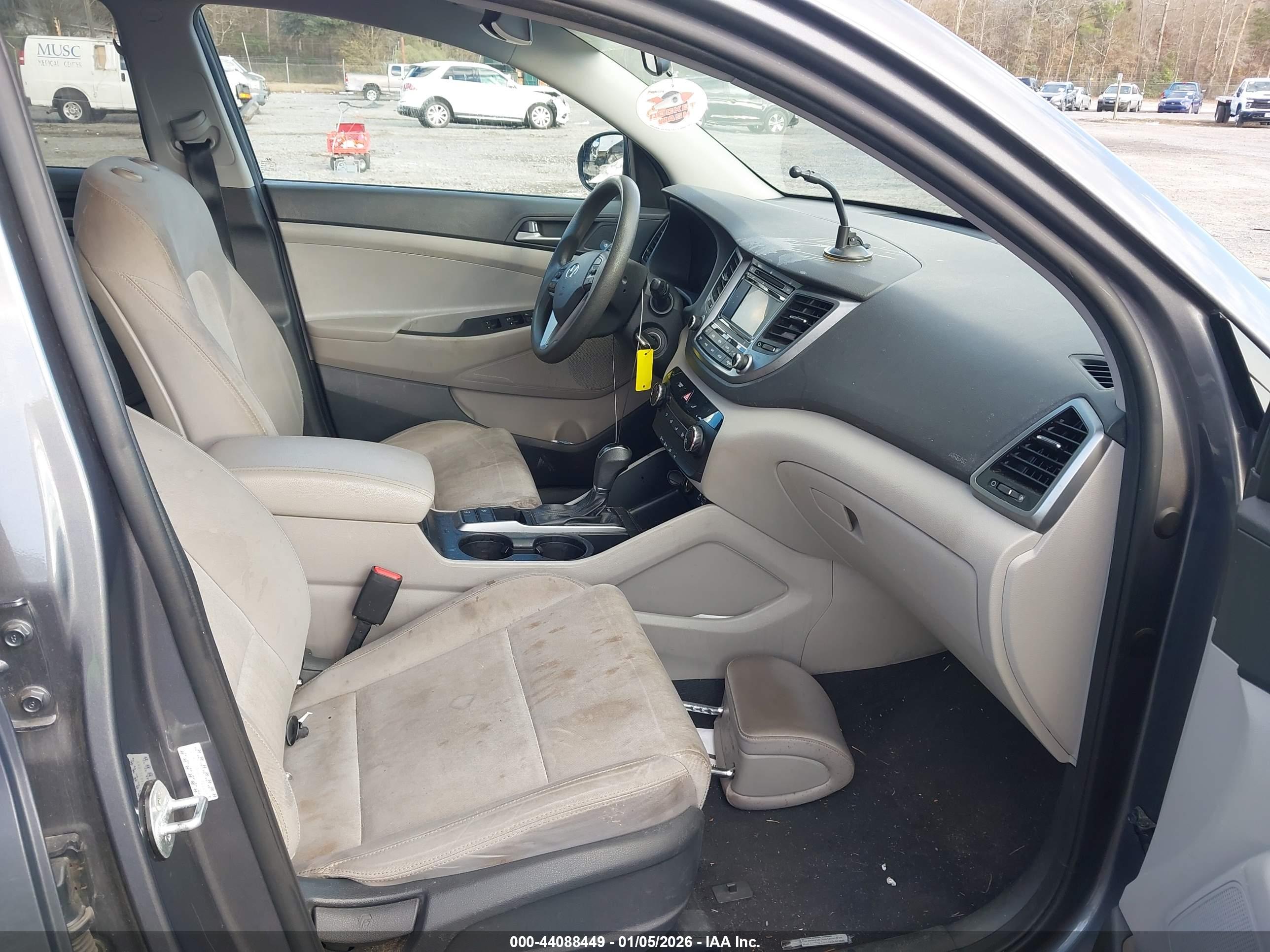 HYUNDAI TUCSON image 5